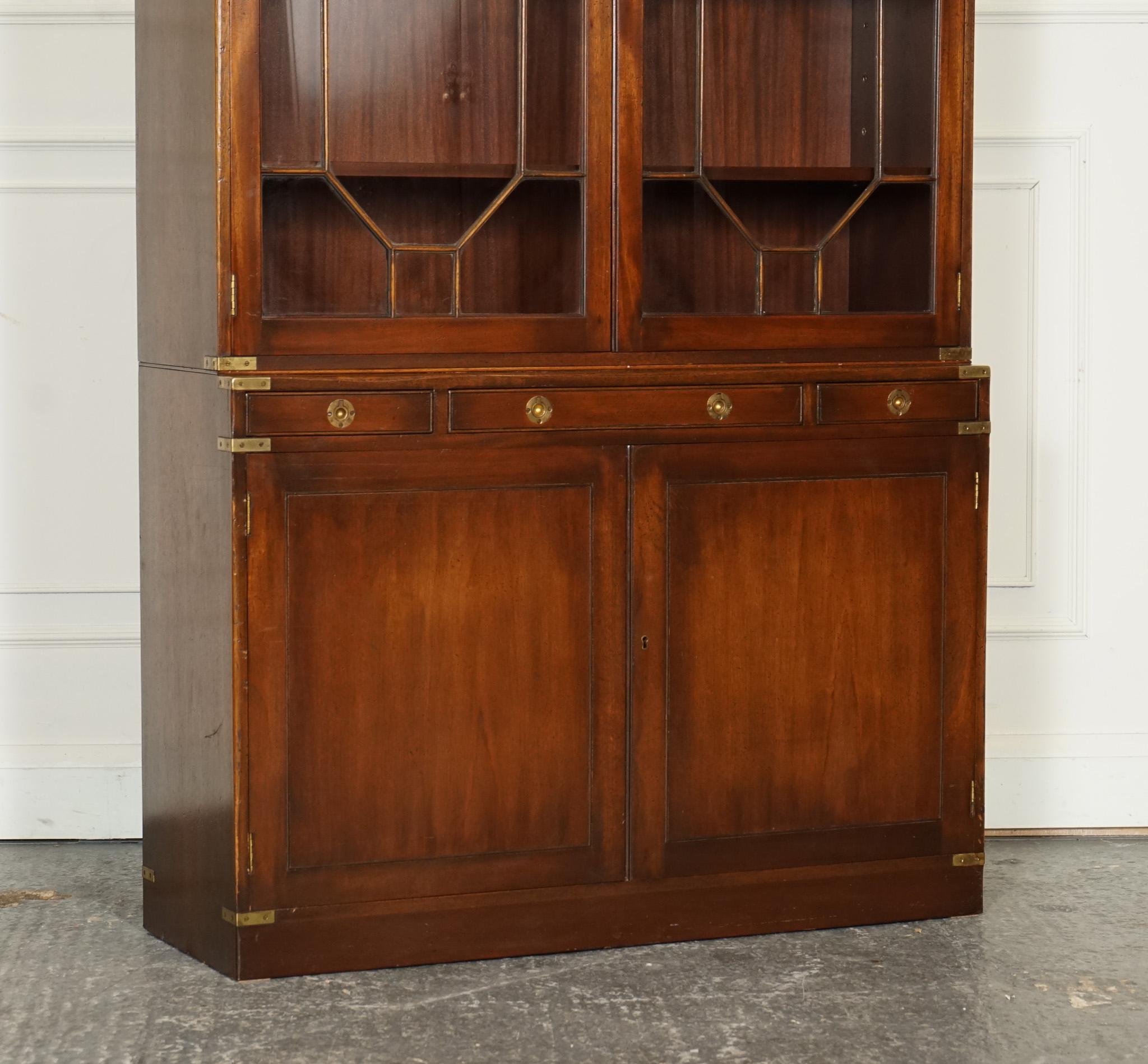 VINTAGE BEVAN FUNNELL MILITARY CAMPAIGN ASTRAL GLAZED LIBRARY DISPLAY CABiNET Bon état - En vente à Pulborough, GB