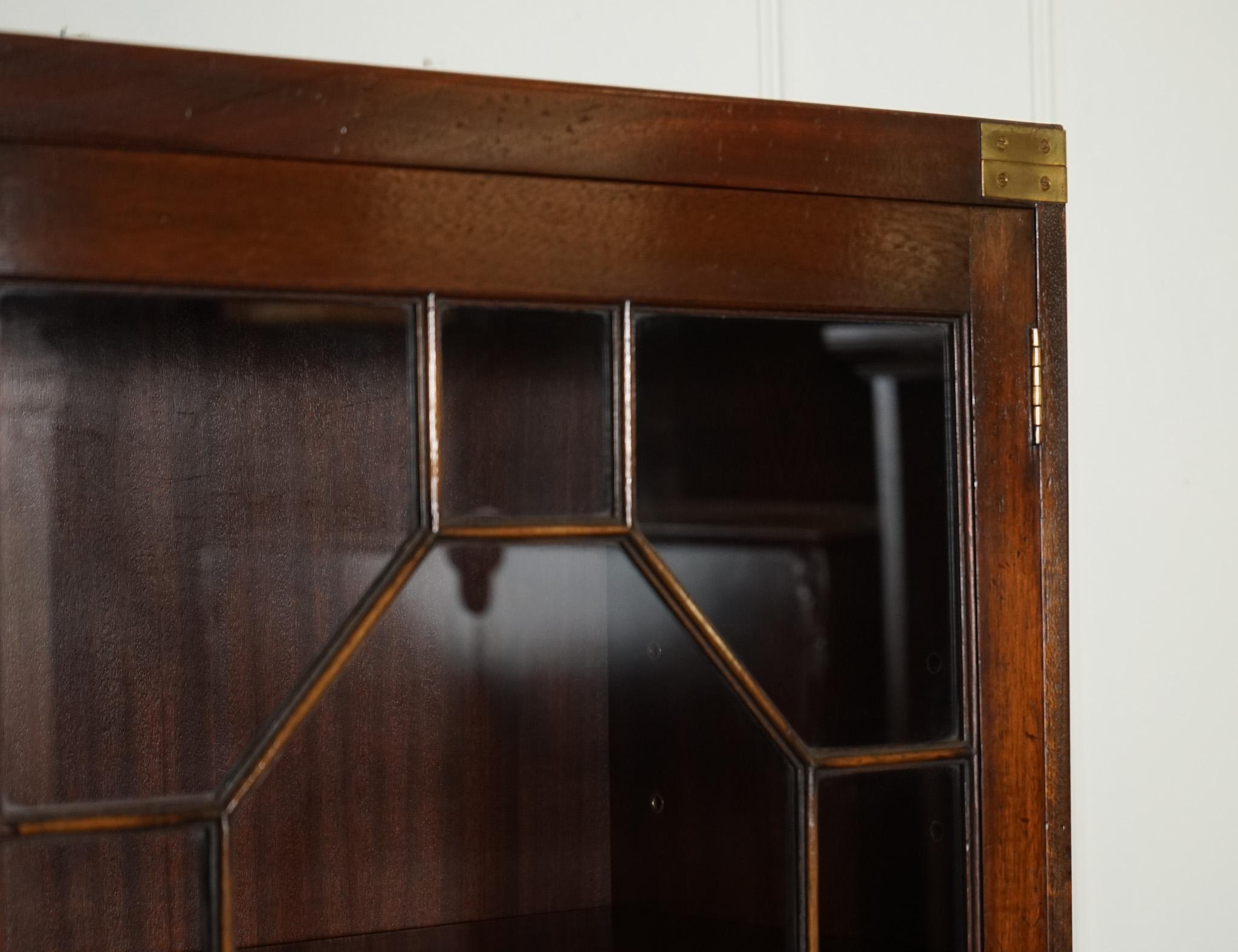 20ième siècle VINTAGE BEVAN FUNNELL MILITARY CAMPAIGN ASTRAL GLAZED LIBRARY DISPLAY CABiNET en vente
