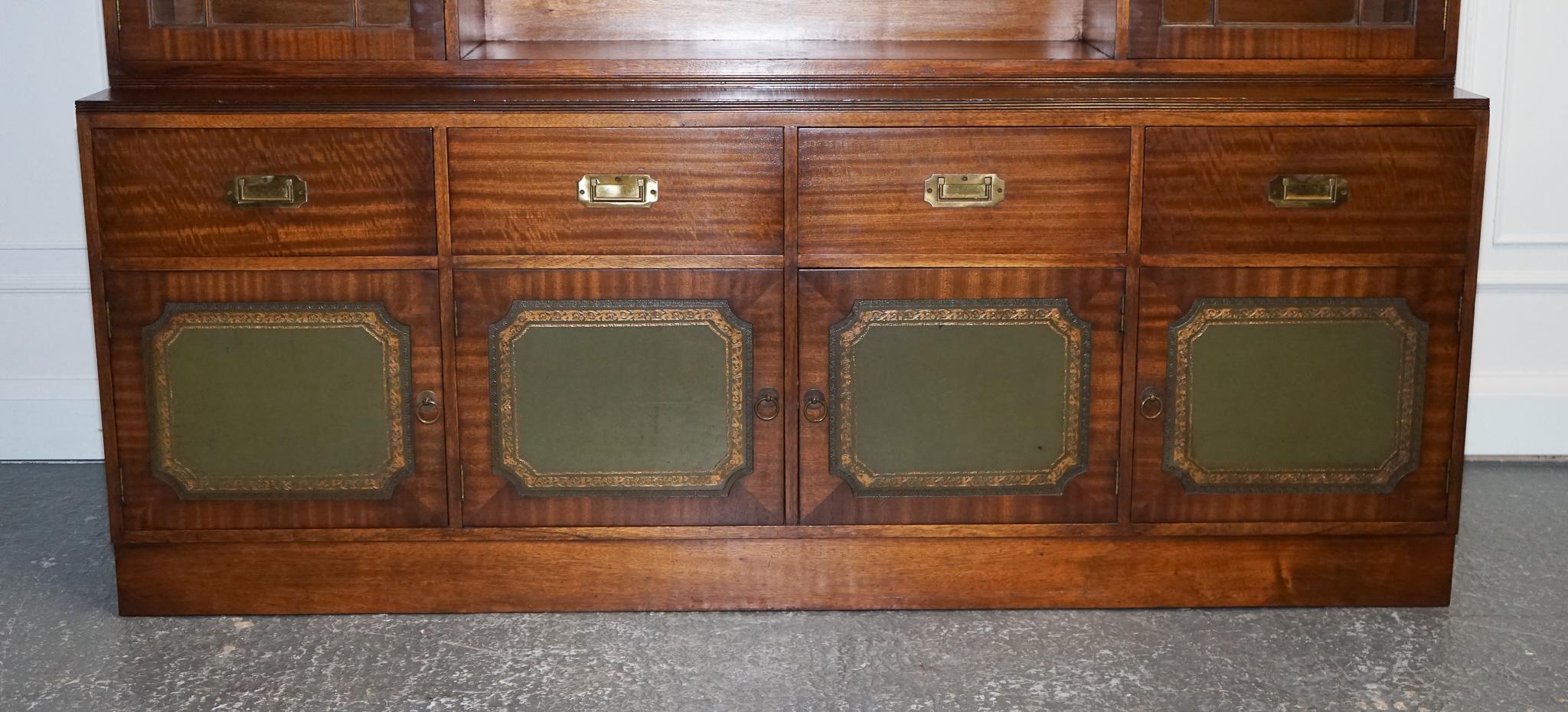 Bibliothèque de campagne militaire Bevan Funnell avec portes en cuir gaufré en vente 3