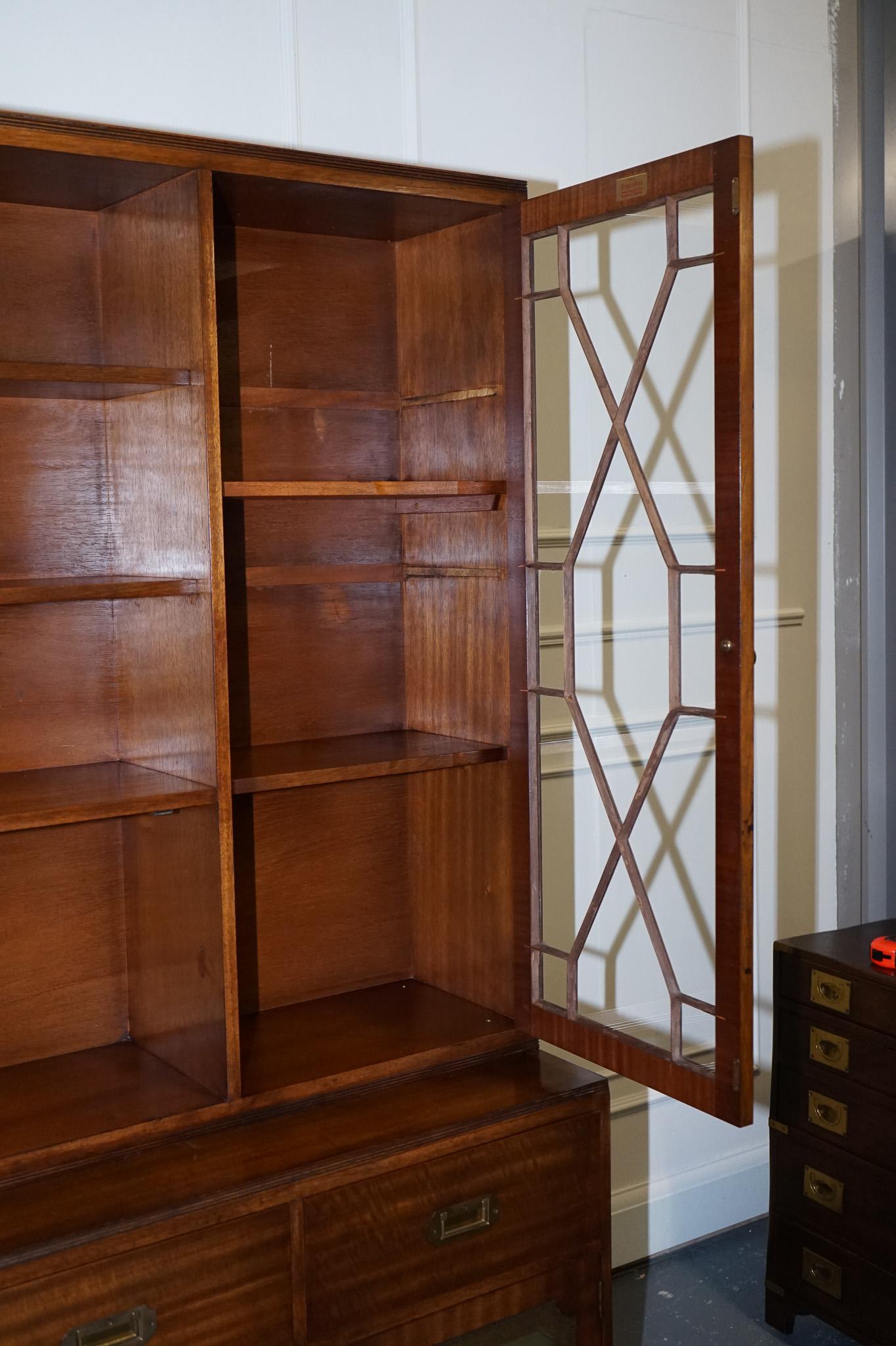 Bois de feuillus Bibliothèque de campagne militaire Bevan Funnell avec portes en cuir gaufré en vente