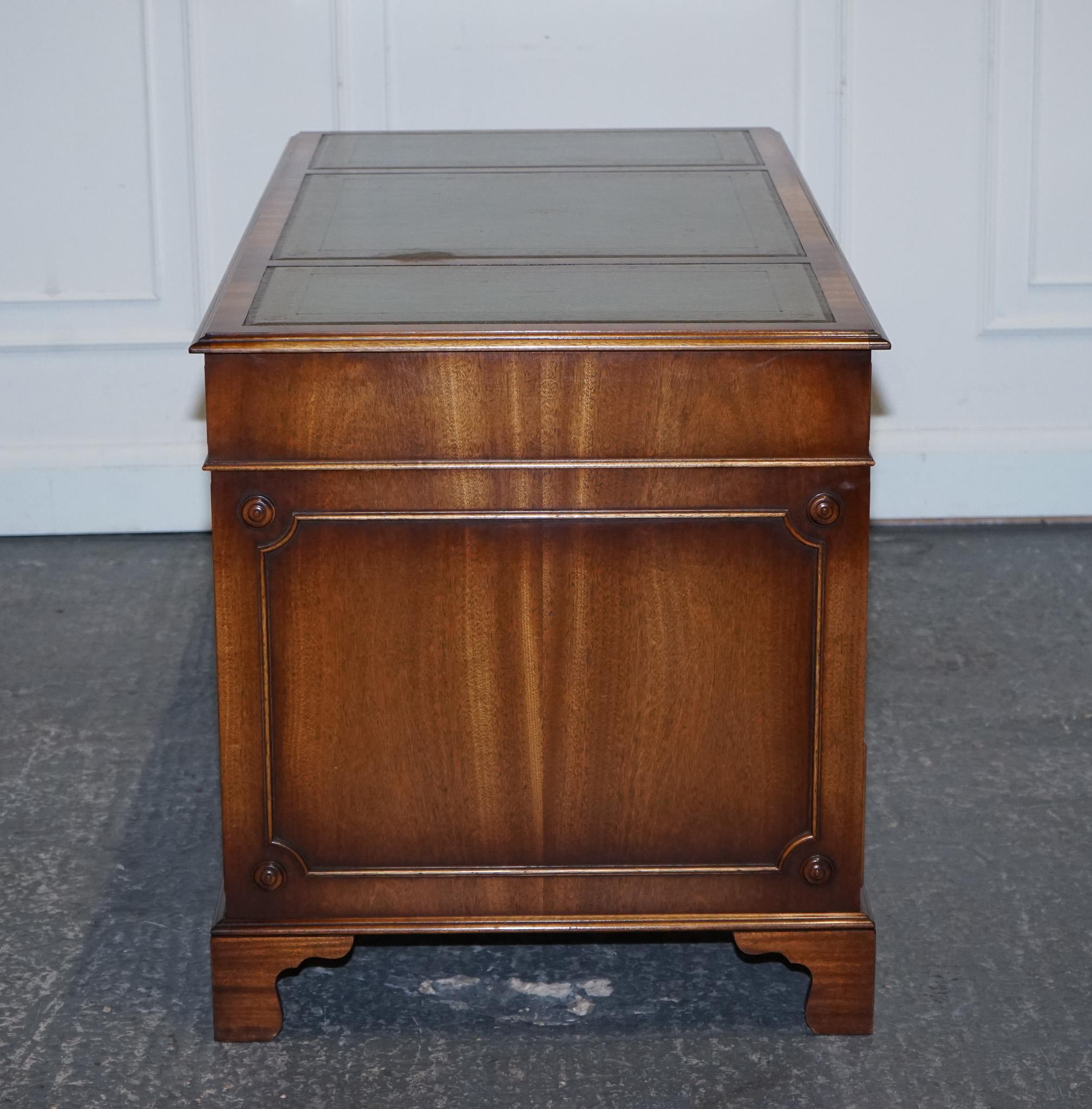 ViNTAGE BEVAN FUNNELL SAGE DESK EN CUIR ÉMBOSÉ BLEU ET OR en vente 5