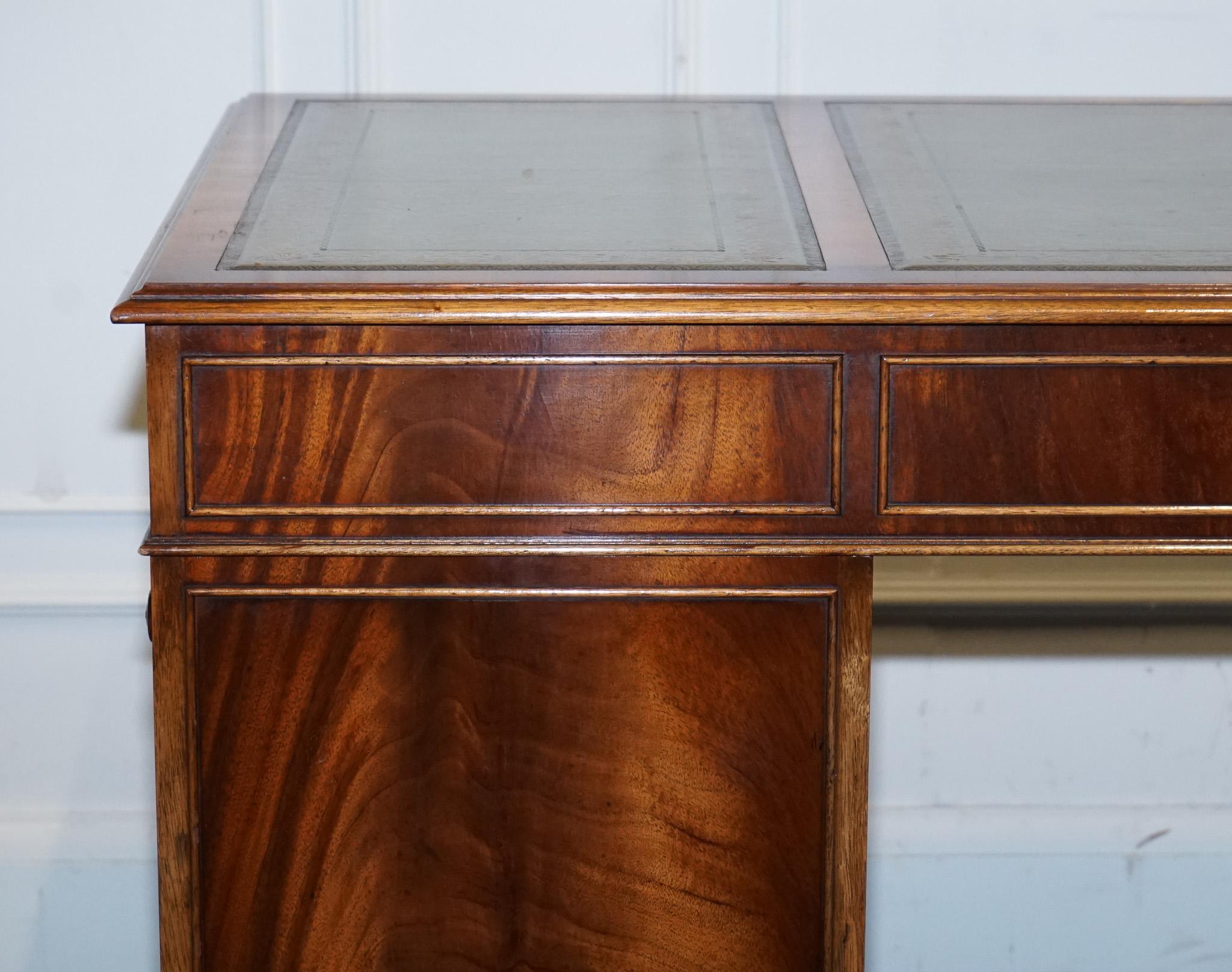 ViNTAGE BEVAN FUNNELL SAGE DESK EN CUIR ÉMBOSÉ BLEU ET OR en vente 6