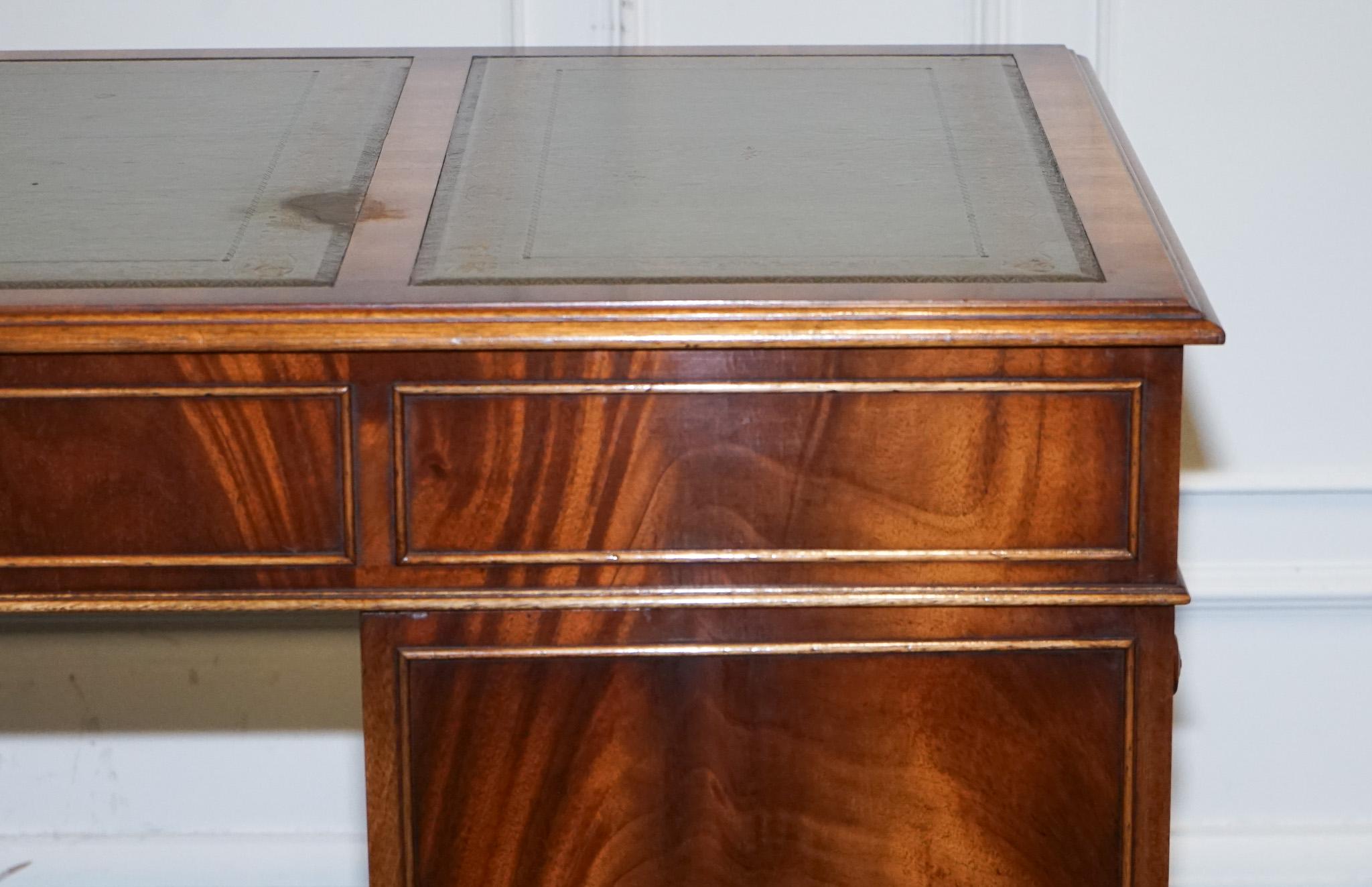ViNTAGE BEVAN FUNNELL SAGE DESK EN CUIR ÉMBOSÉ BLEU ET OR en vente 8