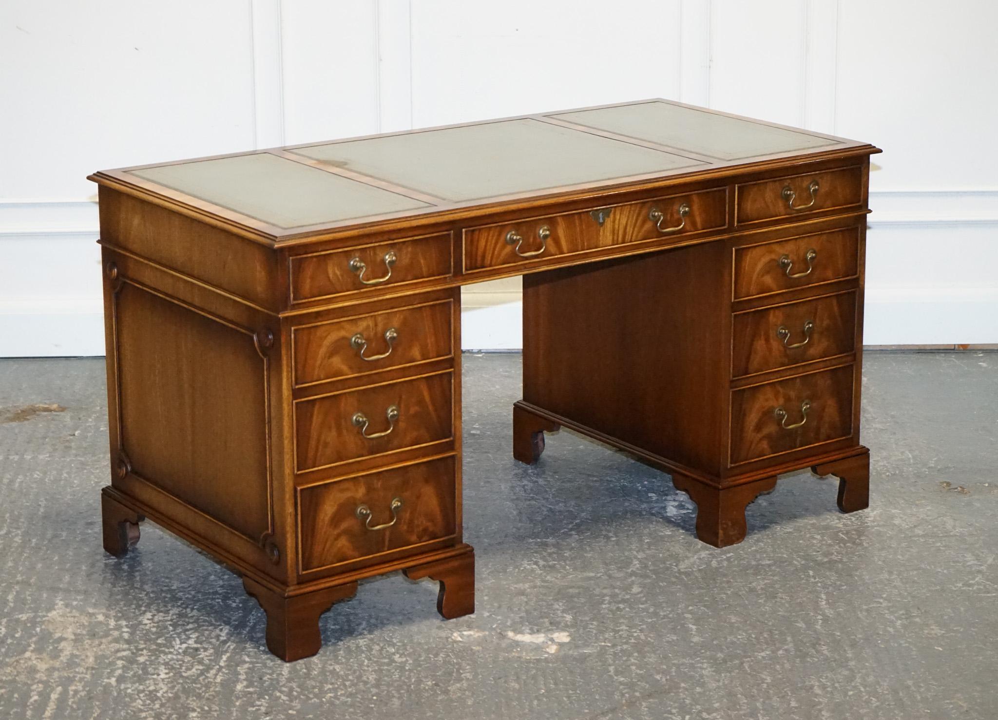 
Antiquités de Londres



Nous sommes ravis d'offrir à la vente ce ravissant bureau à piédestal Bevan Funnell Sage Blue Embossed.

Un bureau bien fait et solide avec un beau cuir que je n'ai jamais vu auparavant, il est vraiment magnifique ! Il y a