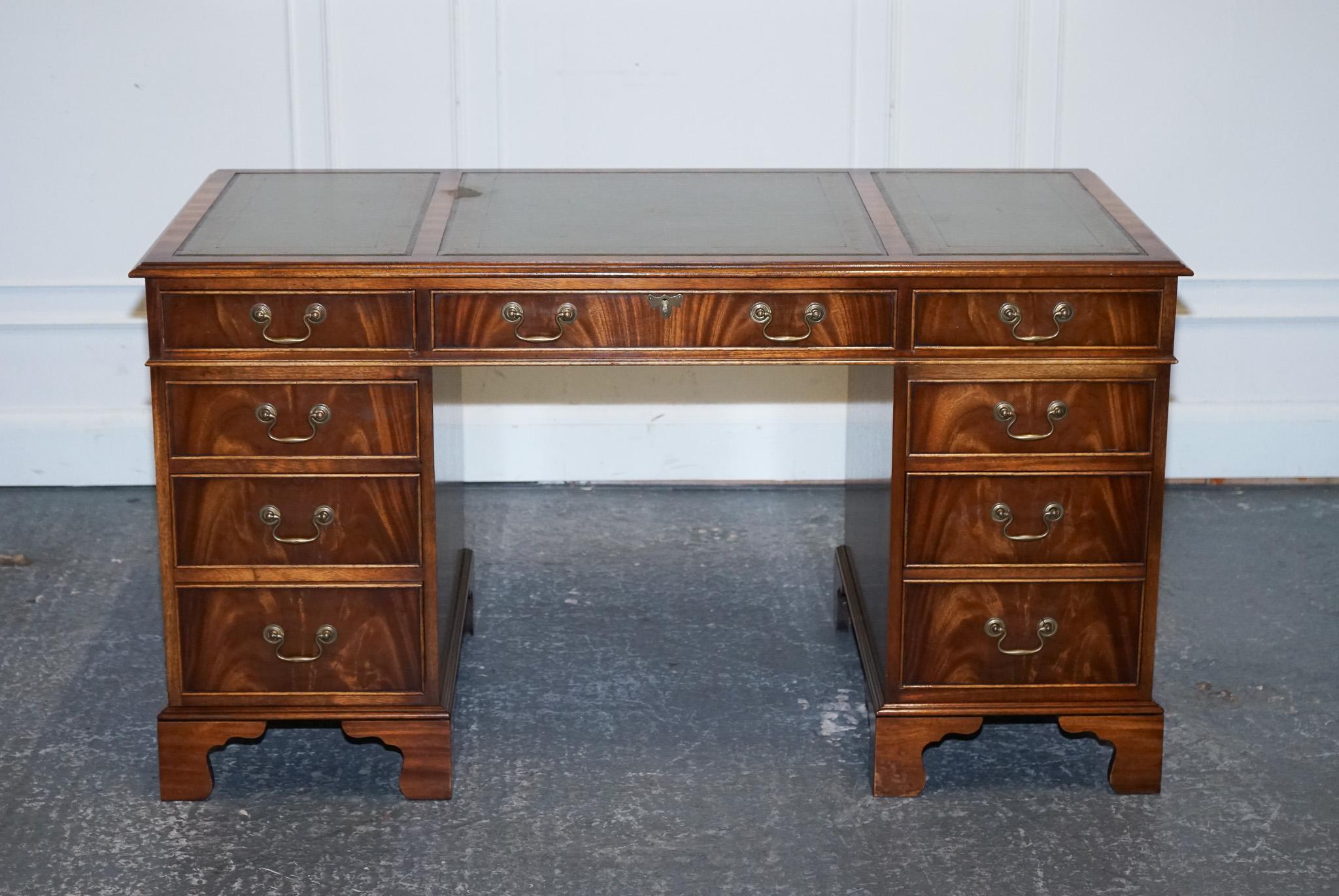 Britannique ViNTAGE BEVAN FUNNELL SAGE DESK EN CUIR ÉMBOSÉ BLEU ET OR en vente