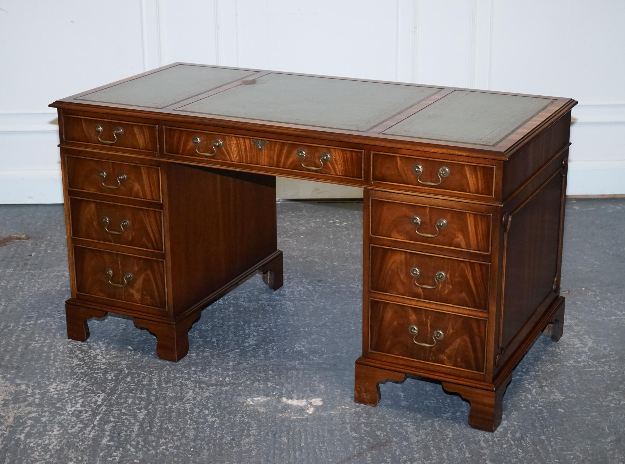 Fait main ViNTAGE BEVAN FUNNELL SAGE DESK EN CUIR ÉMBOSÉ BLEU ET OR en vente