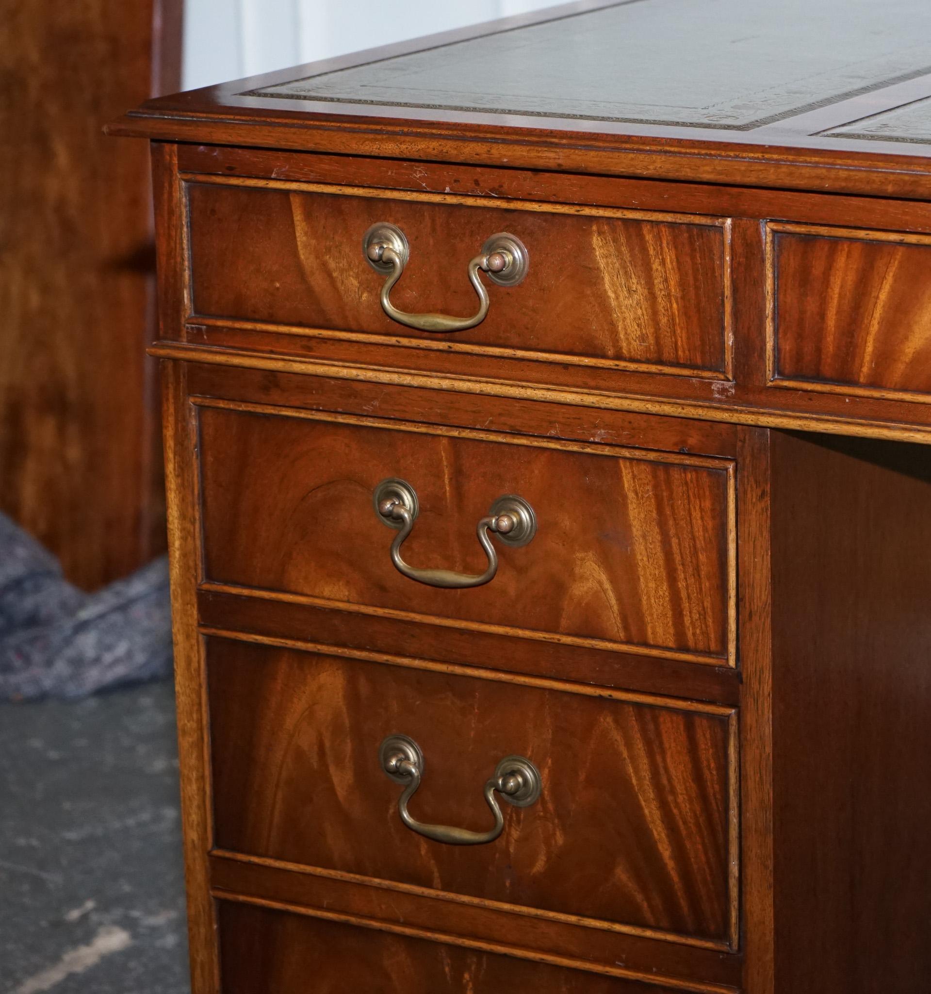 ViNTAGE BEVAN FUNNELL SAGE DESK EN CUIR ÉMBOSÉ BLEU ET OR Bon état - En vente à Pulborough, GB