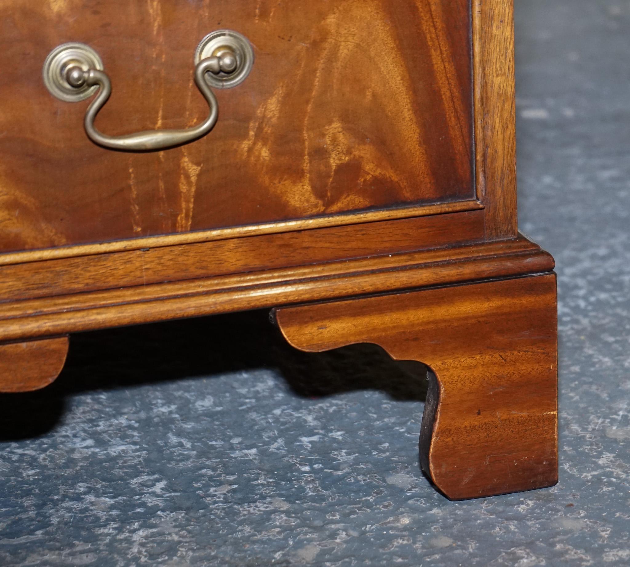 20ième siècle ViNTAGE BEVAN FUNNELL SAGE DESK EN CUIR ÉMBOSÉ BLEU ET OR en vente