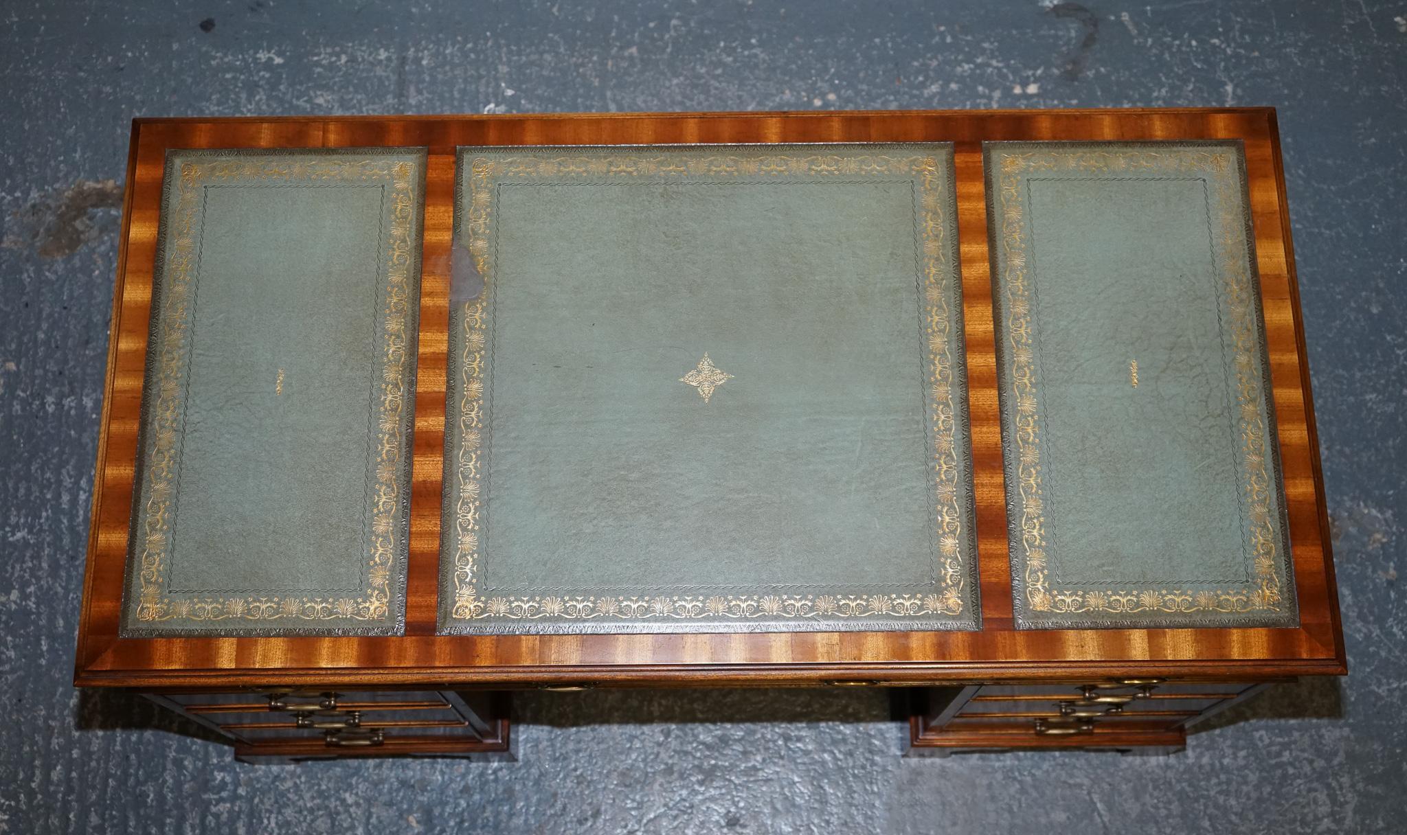 Cuir ViNTAGE BEVAN FUNNELL SAGE DESK EN CUIR ÉMBOSÉ BLEU ET OR en vente