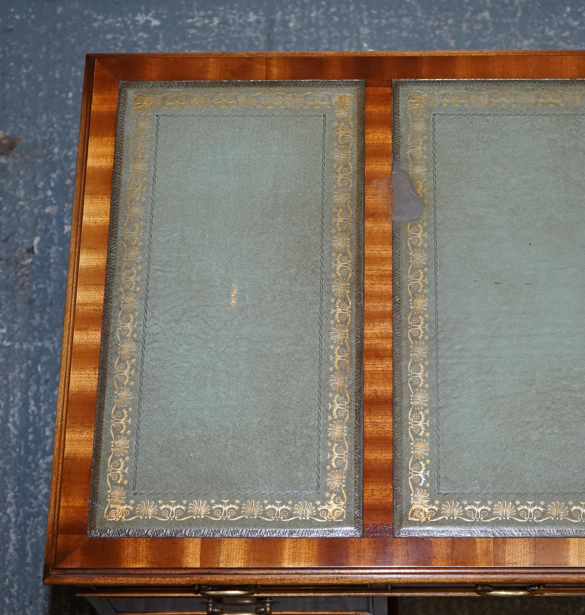 ViNTAGE BEVAN FUNNELL SAGE DESK EN CUIR ÉMBOSÉ BLEU ET OR en vente 1