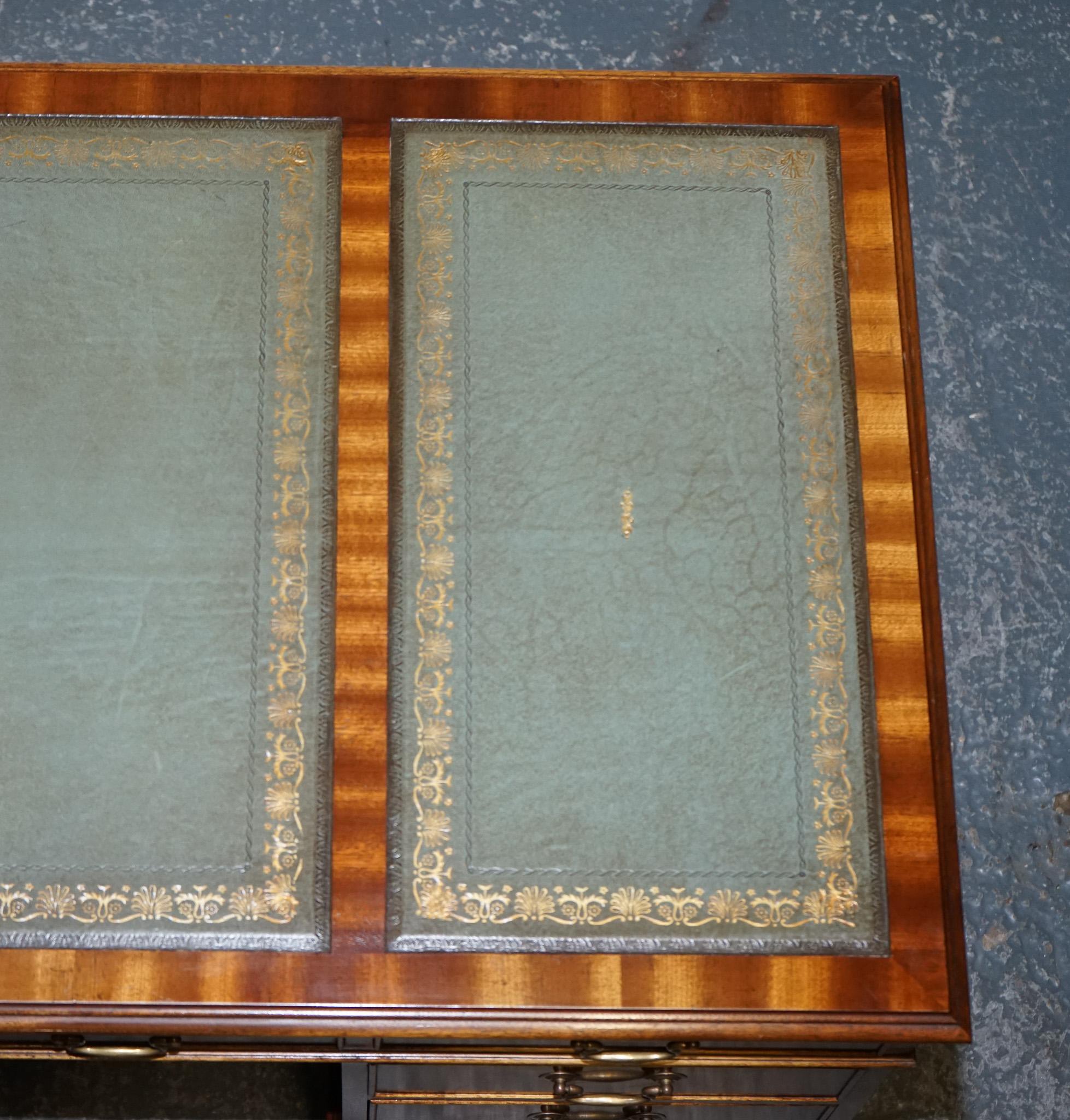 ViNTAGE BEVAN FUNNELL SAGE DESK EN CUIR ÉMBOSÉ BLEU ET OR en vente 2