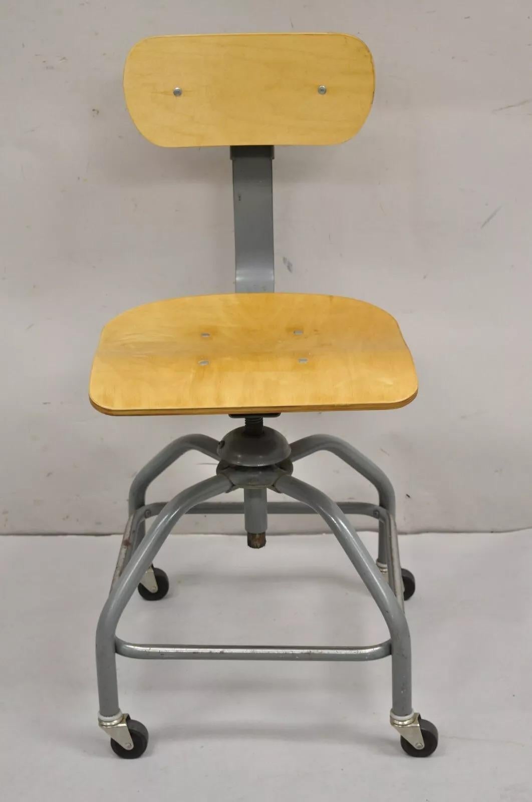 Vintage Bevco Precision Mfg Co. Maquinista industrial Silla metálica ajustable Taburete de trabajo. Finales del siglo XX. Medidas: 34