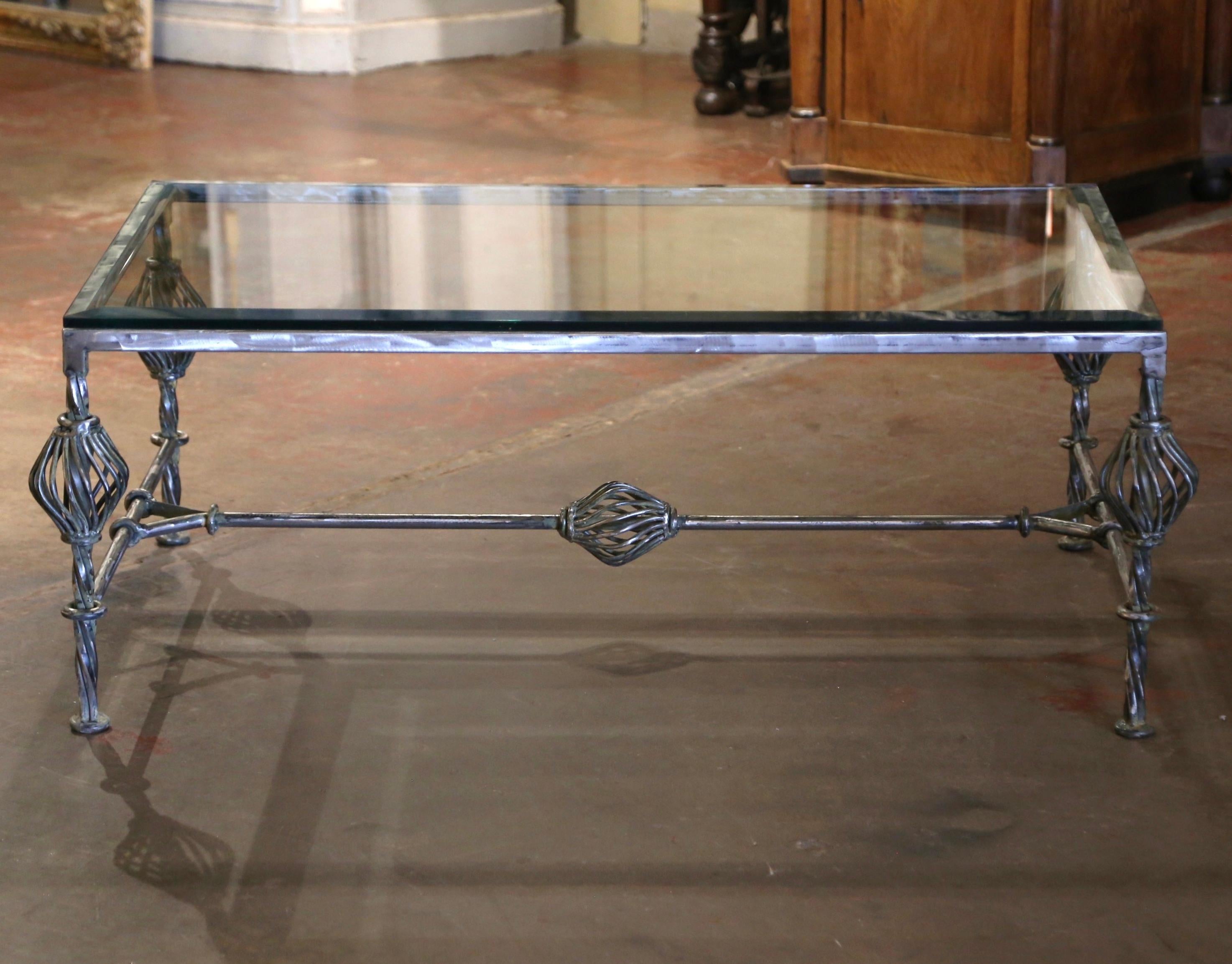 Vintage Beveled Glas poliert geschmiedetes Eisen Couchtisch (Gotisch) im Angebot