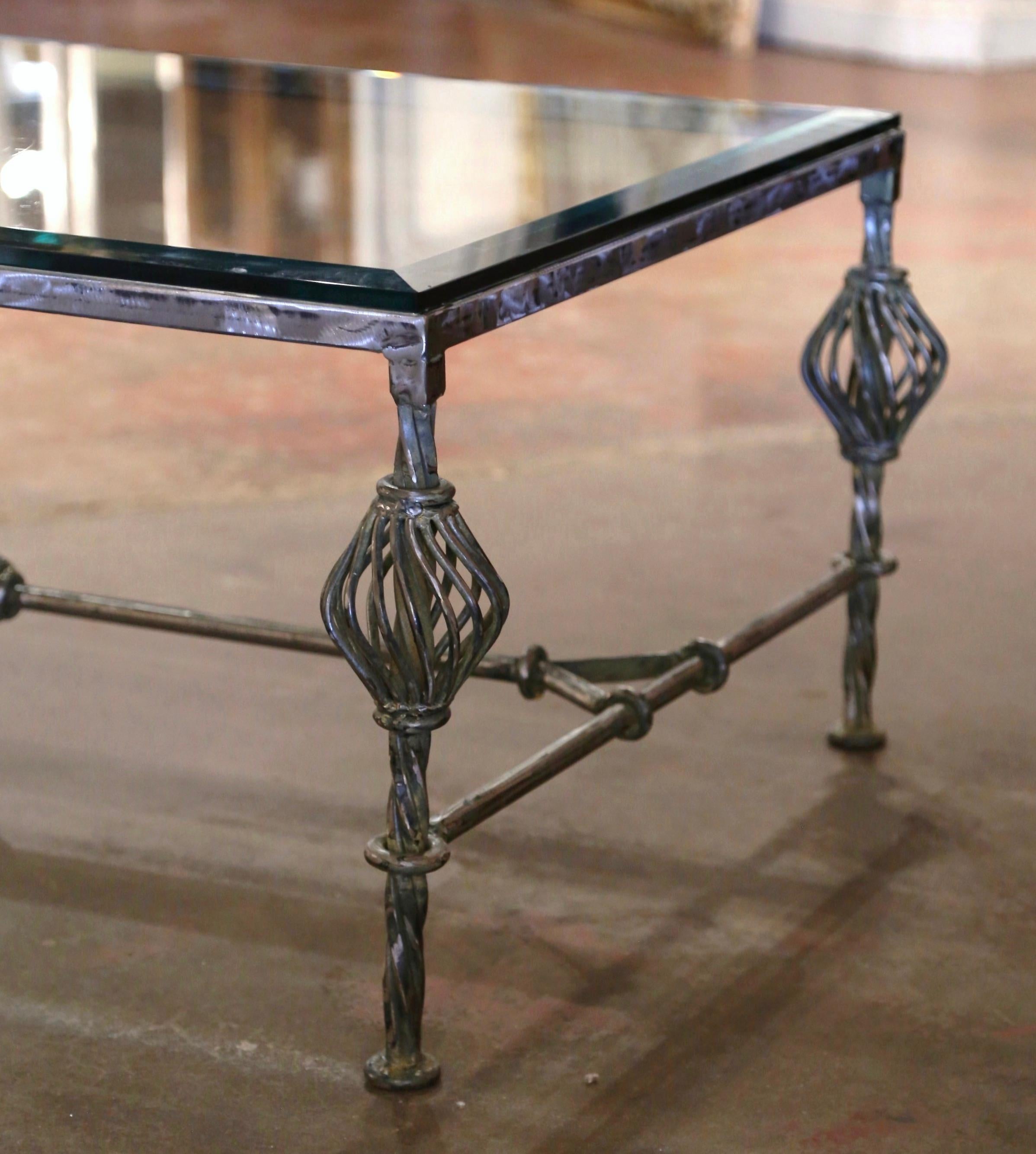 Vintage Beveled Glas poliert geschmiedetes Eisen Couchtisch (amerikanisch) im Angebot