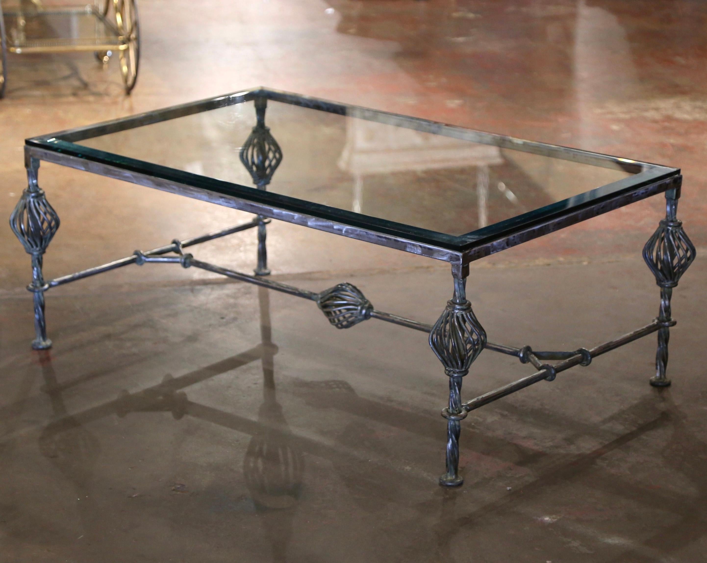 Vintage Beveled Glas poliert geschmiedetes Eisen Couchtisch (Geschmiedet) im Angebot