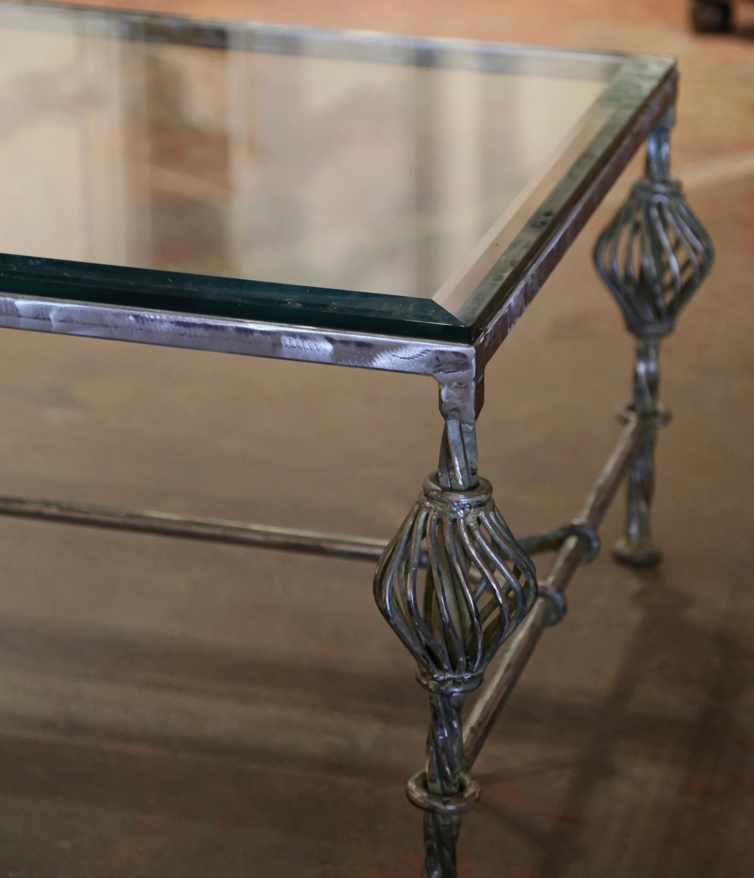 Vintage Beveled Glas poliert geschmiedetes Eisen Couchtisch (20. Jahrhundert) im Angebot