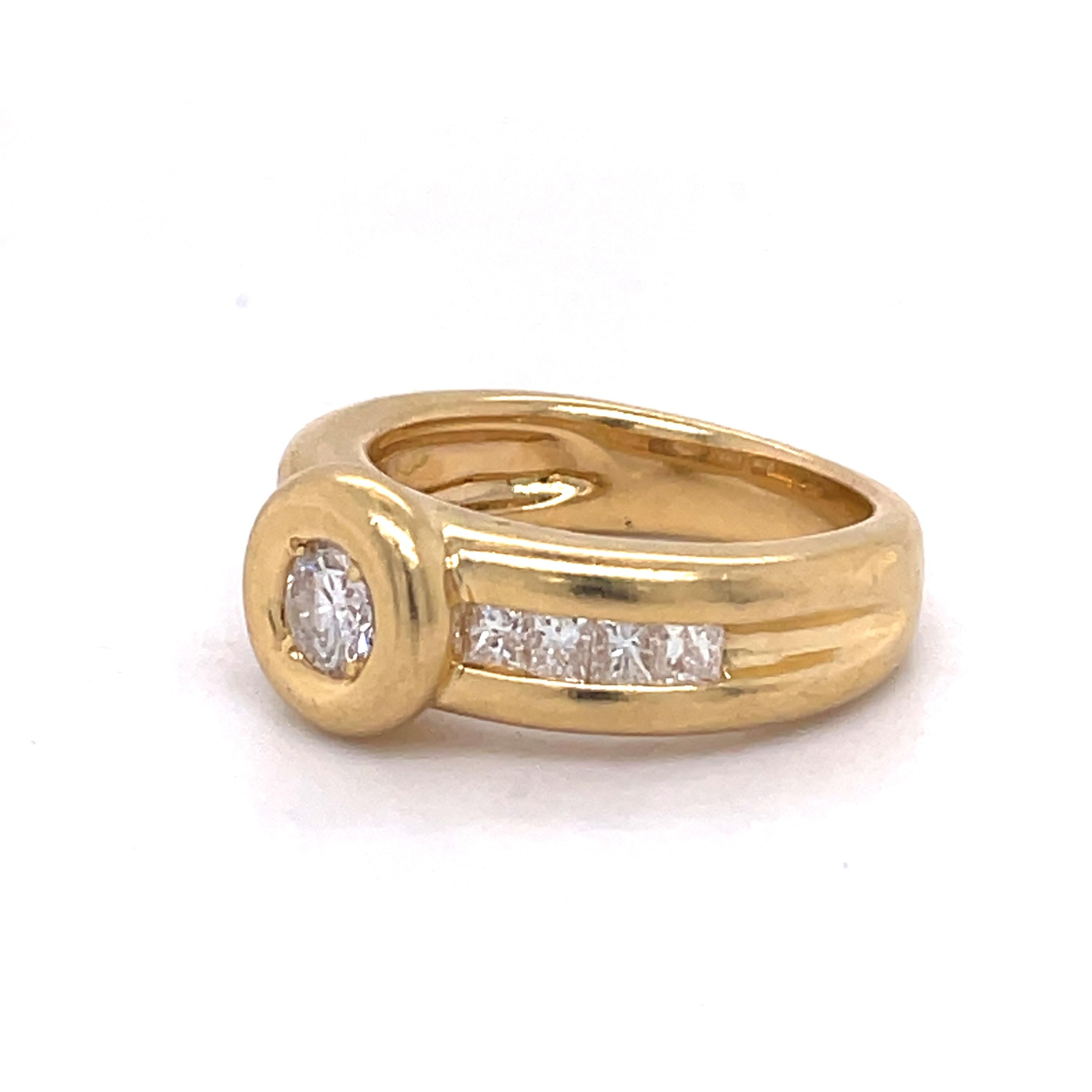 Vintage Lünette Ring, 0,7 Karat Diamanten rund und Prinzessinnenschliff, Ring aus 18 Karat Gelbgold (Carréschliff) im Angebot