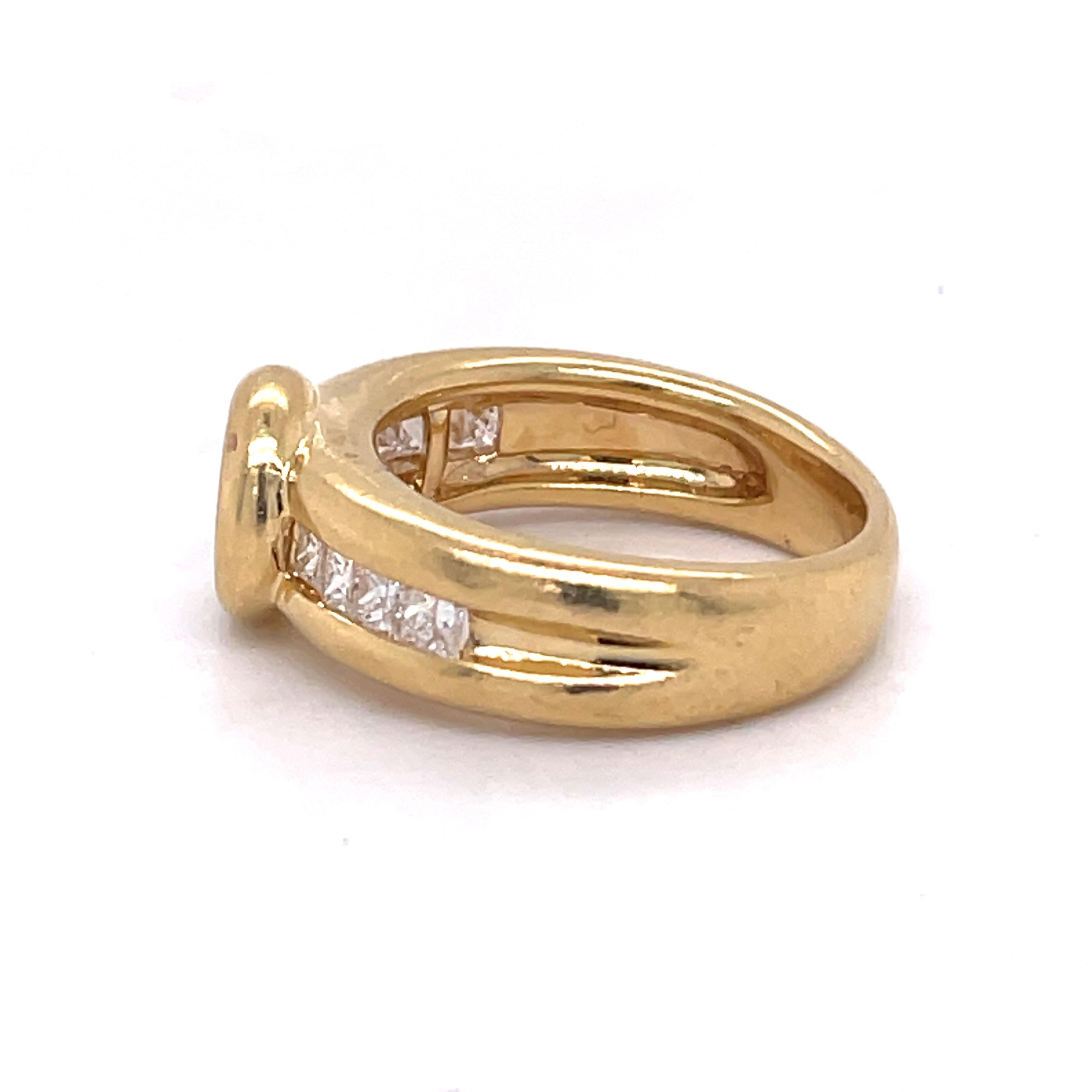 Vintage Lünette Ring, 0,7 Karat Diamanten rund und Prinzessinnenschliff, Ring aus 18 Karat Gelbgold im Zustand „Hervorragend“ im Angebot in Ramat Gan, IL