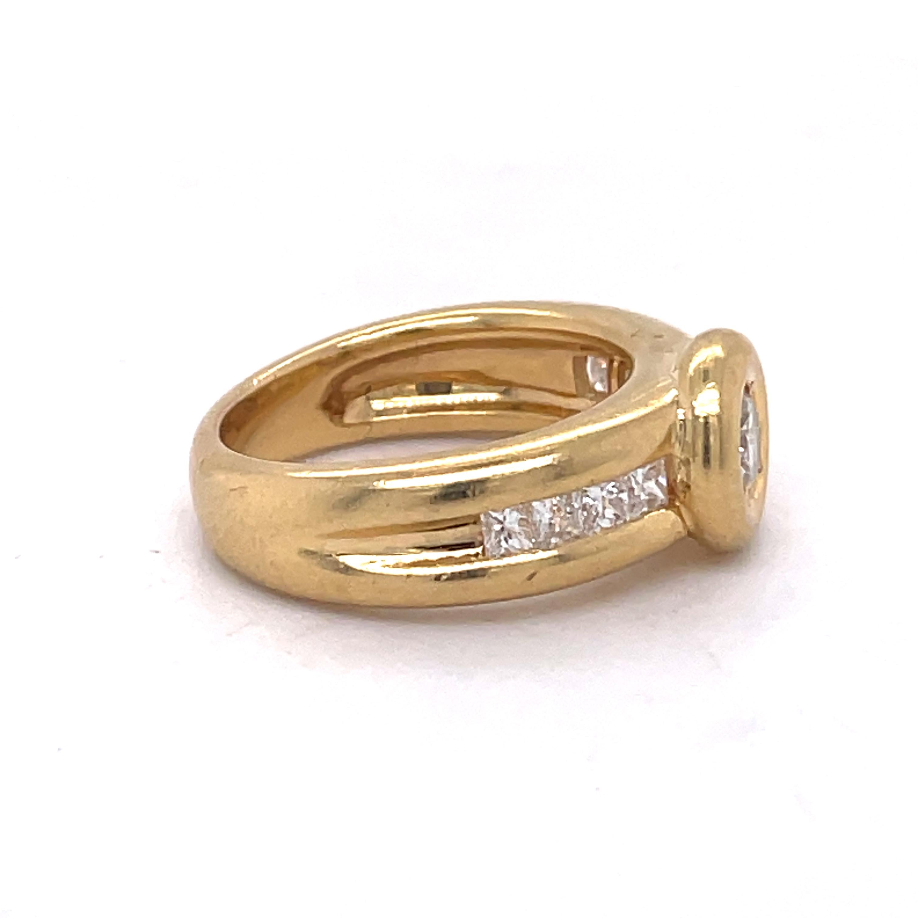 Vintage Lünette Ring, 0,7 Karat Diamanten rund und Prinzessinnenschliff, Ring aus 18 Karat Gelbgold im Angebot 1
