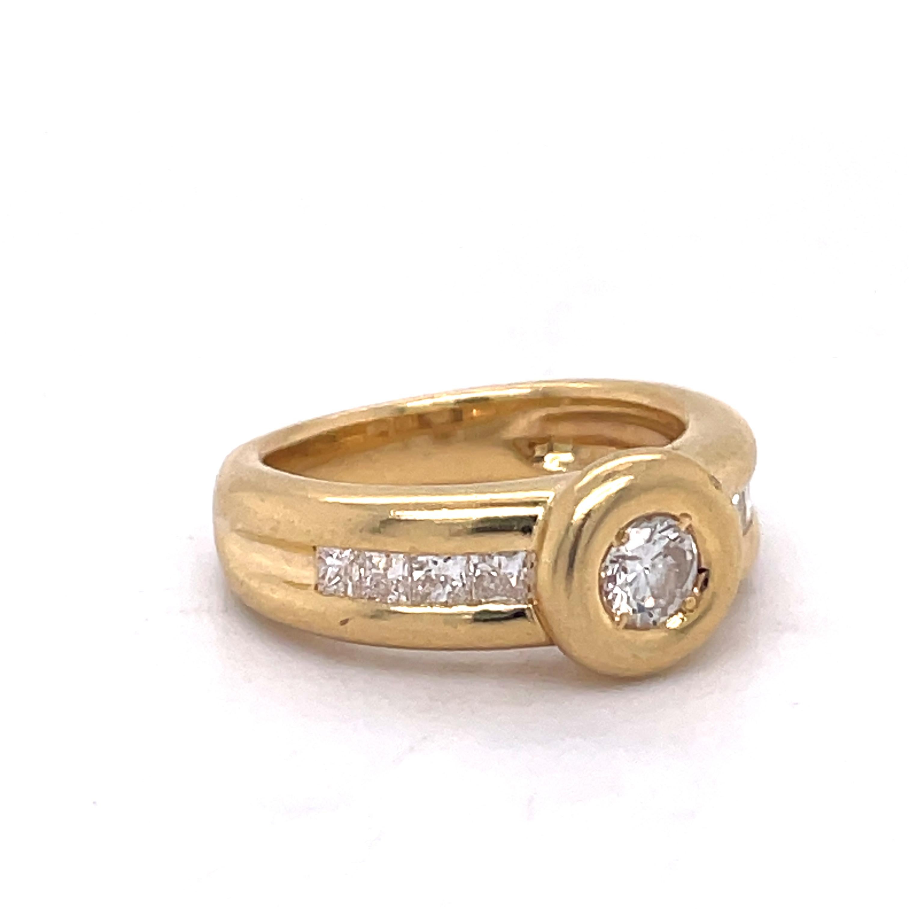 Vintage Lünette Ring, 0,7 Karat Diamanten rund und Prinzessinnenschliff, Ring aus 18 Karat Gelbgold im Angebot 2