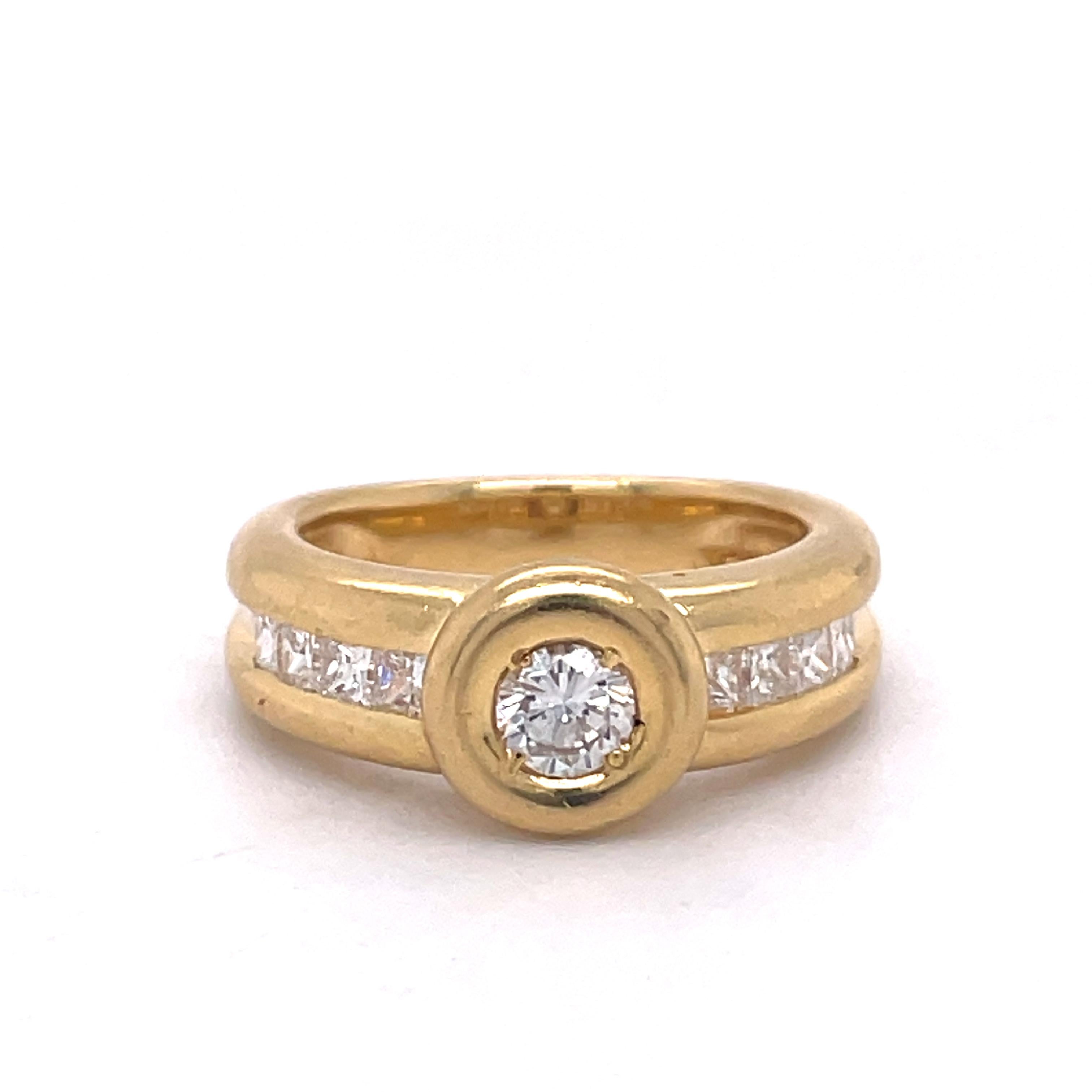 Vintage Lünette Ring, 0,7 Karat Diamanten rund und Prinzessinnenschliff, Ring aus 18 Karat Gelbgold im Angebot 3
