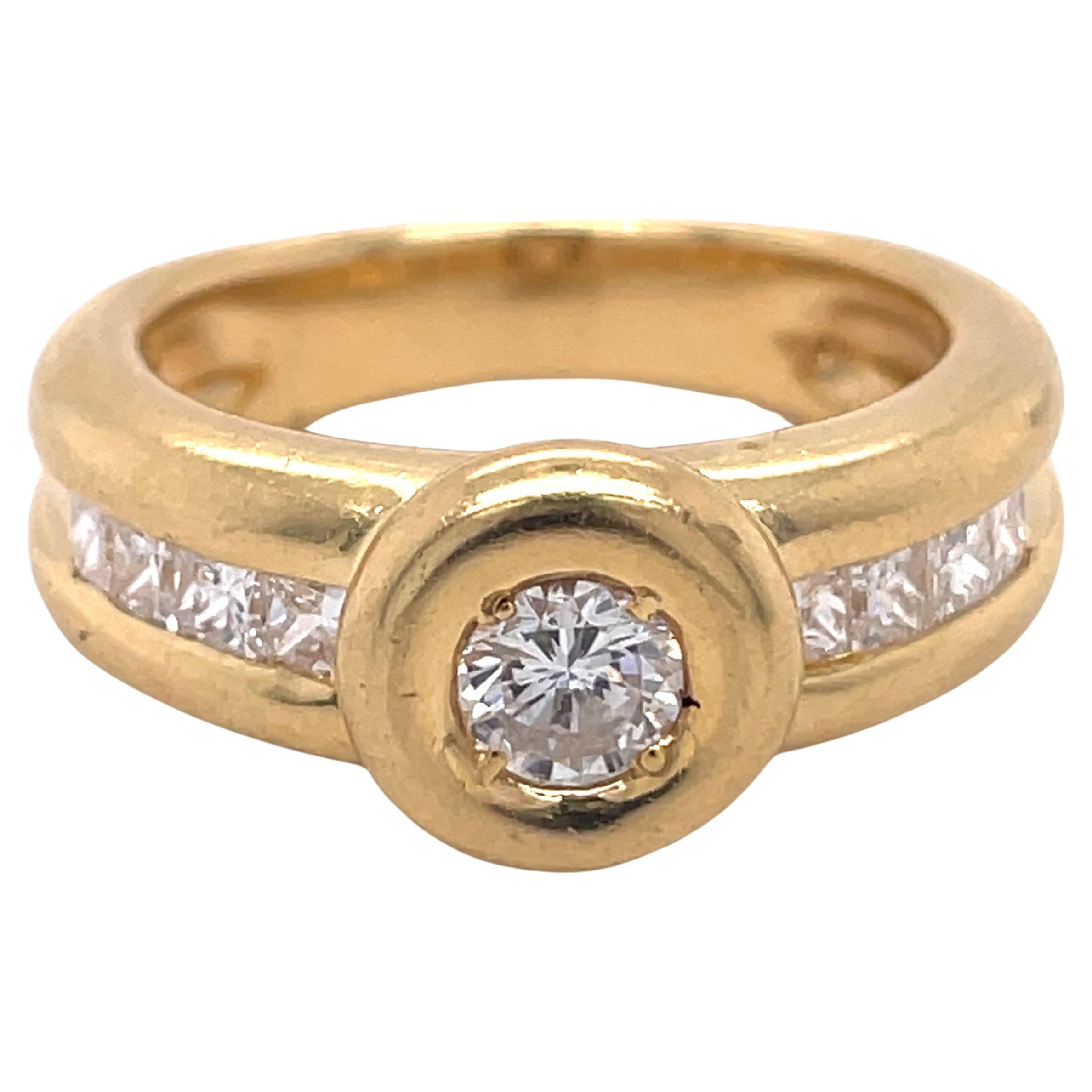 Vintage Lünette Ring, 0,7 Karat Diamanten rund und Prinzessinnenschliff, Ring aus 18 Karat Gelbgold im Angebot