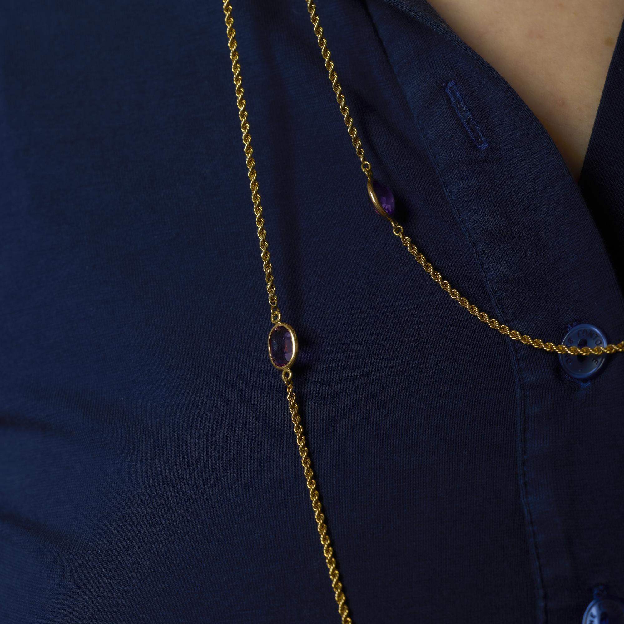 Questa collana vintage in oro 14k mette in mostra dieci vivaci ametiste ovali per un totale di 18 carati, che emanano un colore audace e un'eleganza retrò senza tempo in un lussuoso design di 58 pollici.