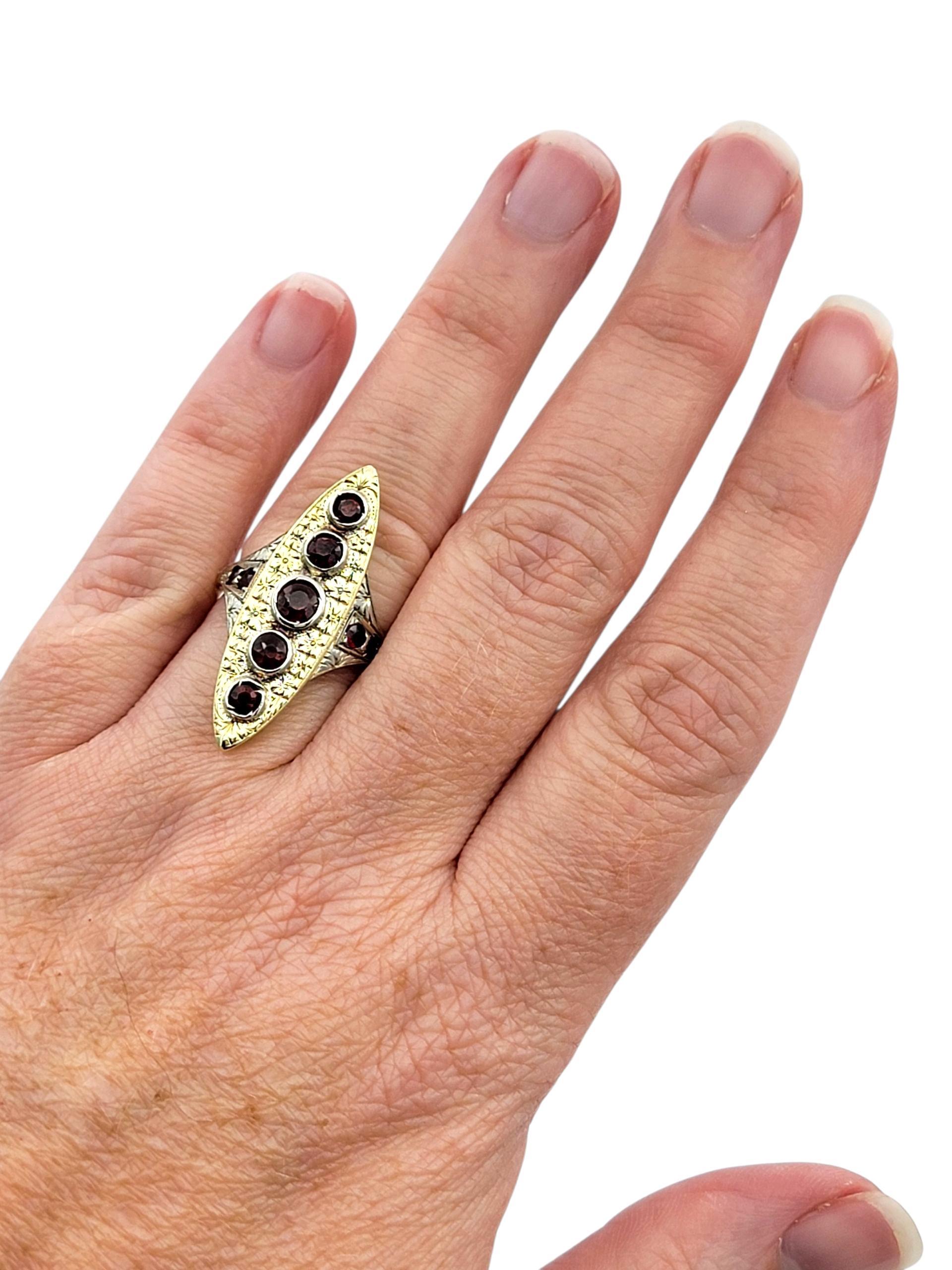 Vintage Lünette Set Granat Navette Ring in 14 Karat Weiß-und Gelbgold im Angebot 1