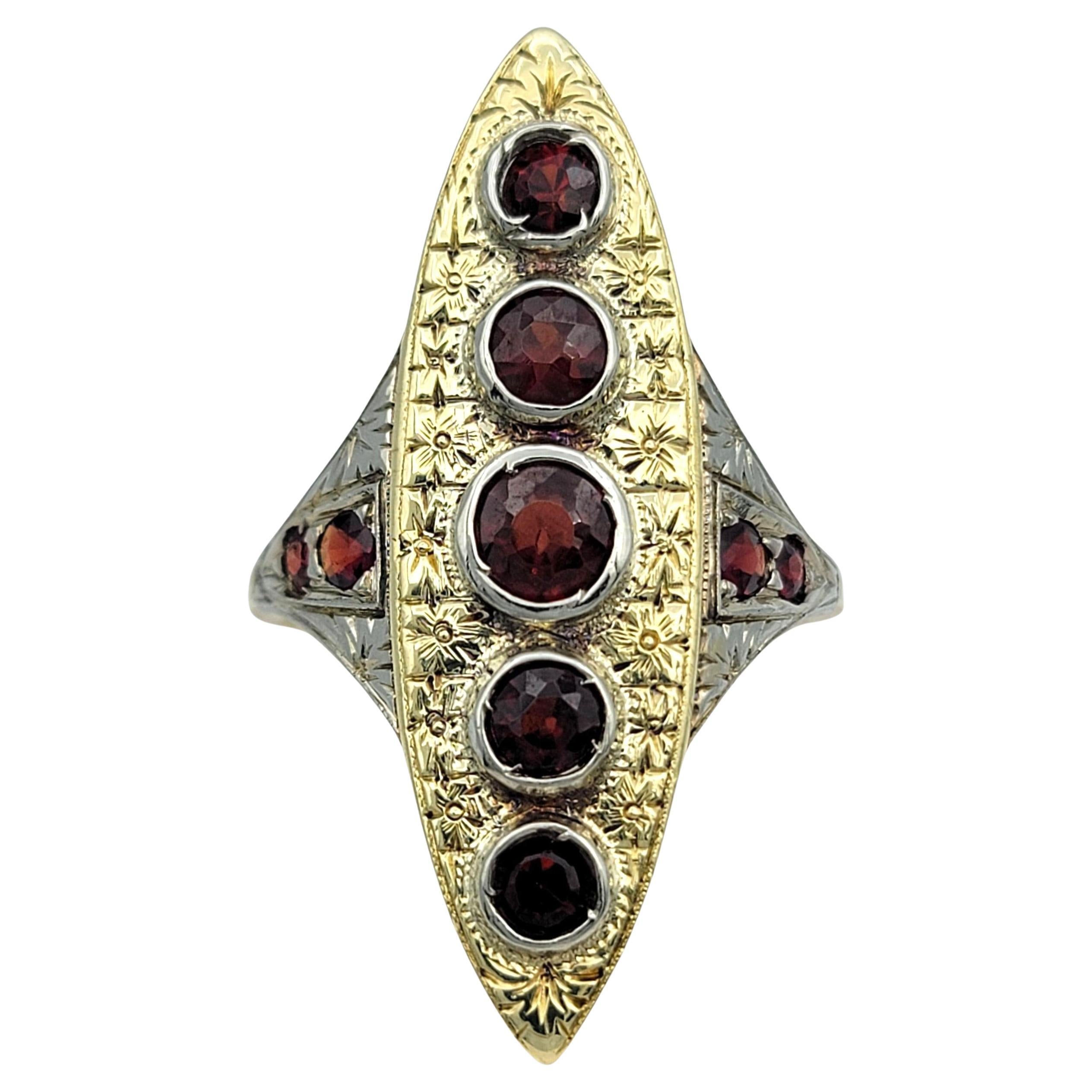 Bague vintage en or blanc et jaune 14 carats avec grenat et navette sertie d
un chaton