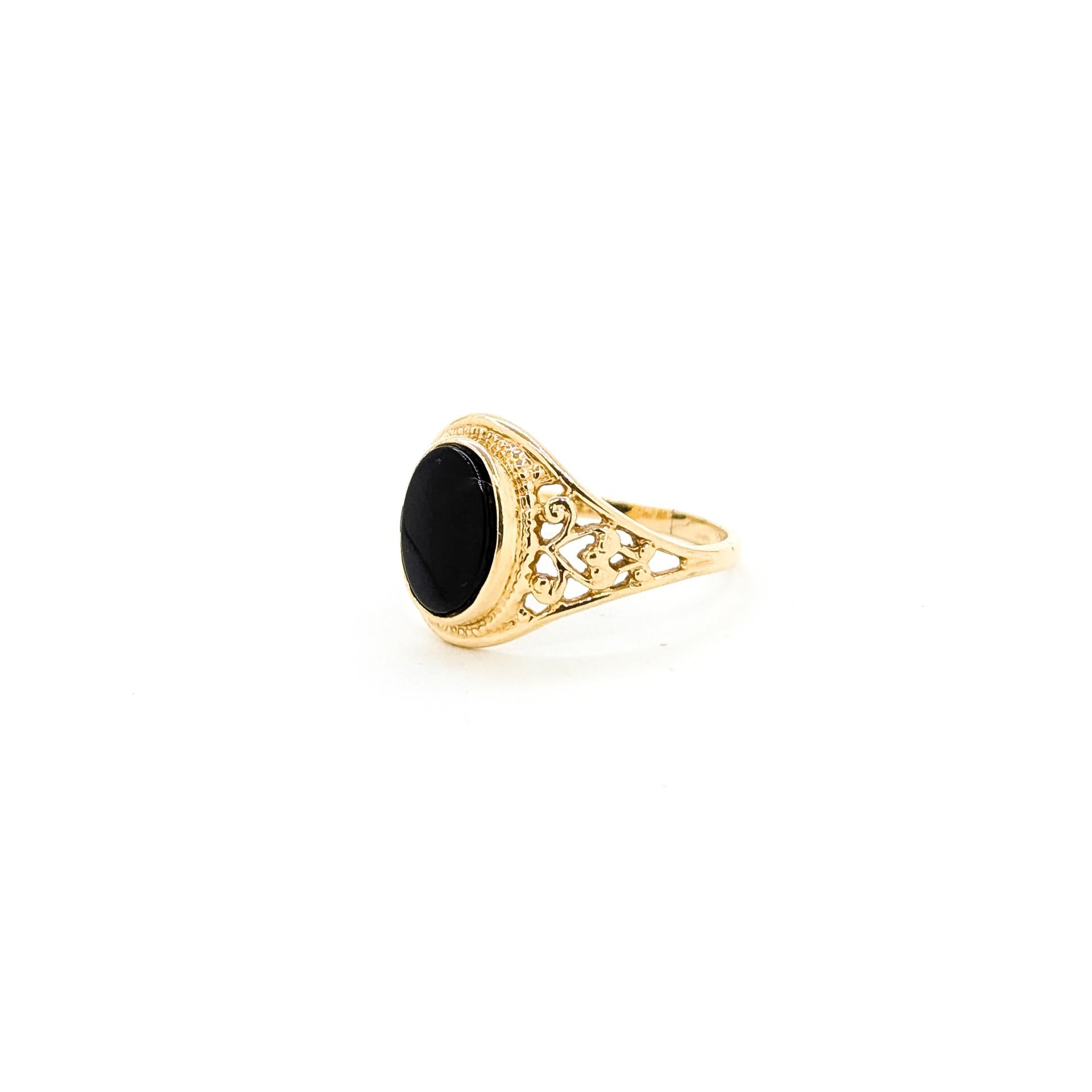 Vintage Onyx Filigraner Ring mit Lünettenfassung aus 10k Gelbgold (Viktorianisch) im Angebot