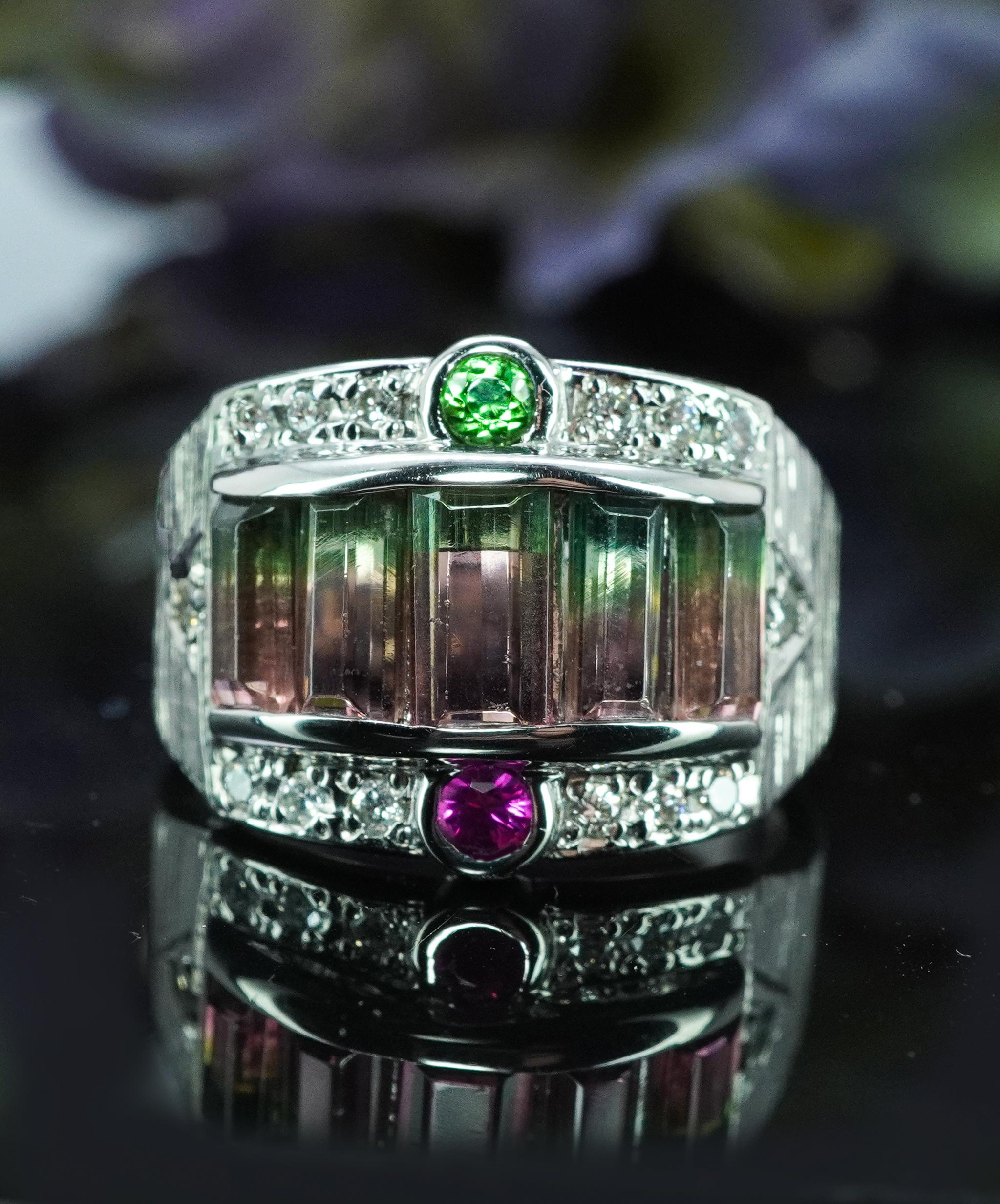  Vintage Bicolor Turmalin Diamant Ring Platin Estate Rosa Grün Wassermelone 

 Diese unglaubliche Platin Estate Ring hält 5 echte Baguette geschnitten bi Farbe Turmaline in der mittleren Reihe. Der Ring ist außerdem mit einem kleinen Rubin und einem