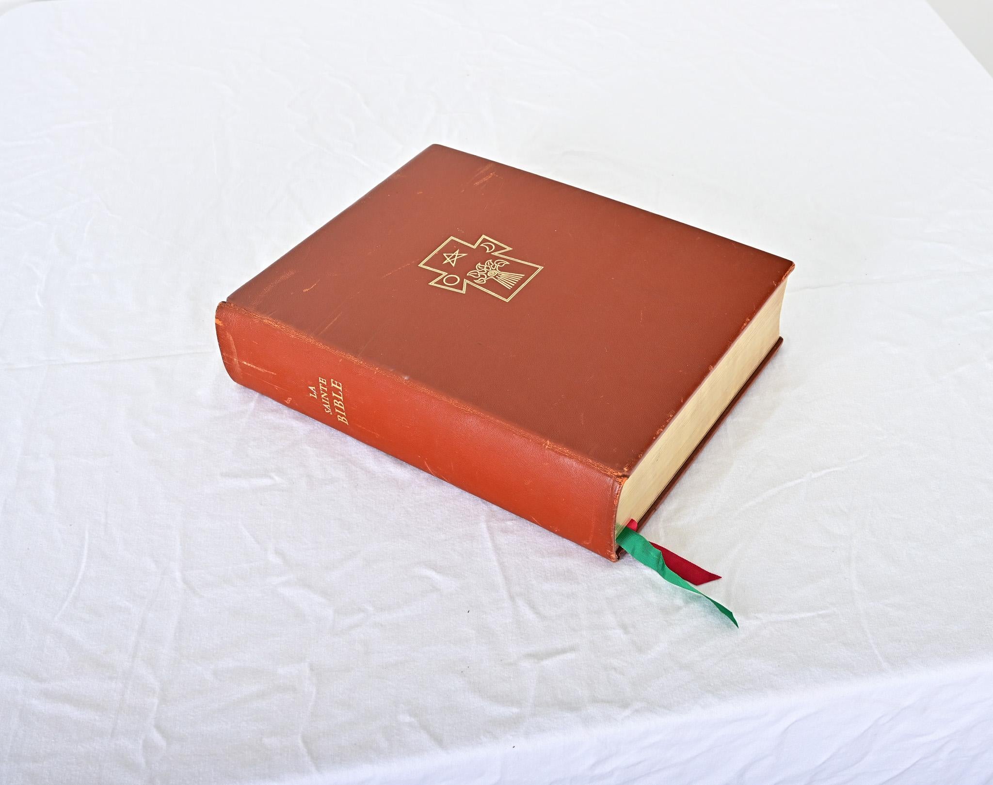 Vintage (circa 1966) La Sainte Bible illustrée par l'artiste hongrois Endre Balint avec texte en français. Cette Collaboration spéciale a combiné la recherche et la traduction de l'École Biblique et Archéologique Française de Jérusalem (une