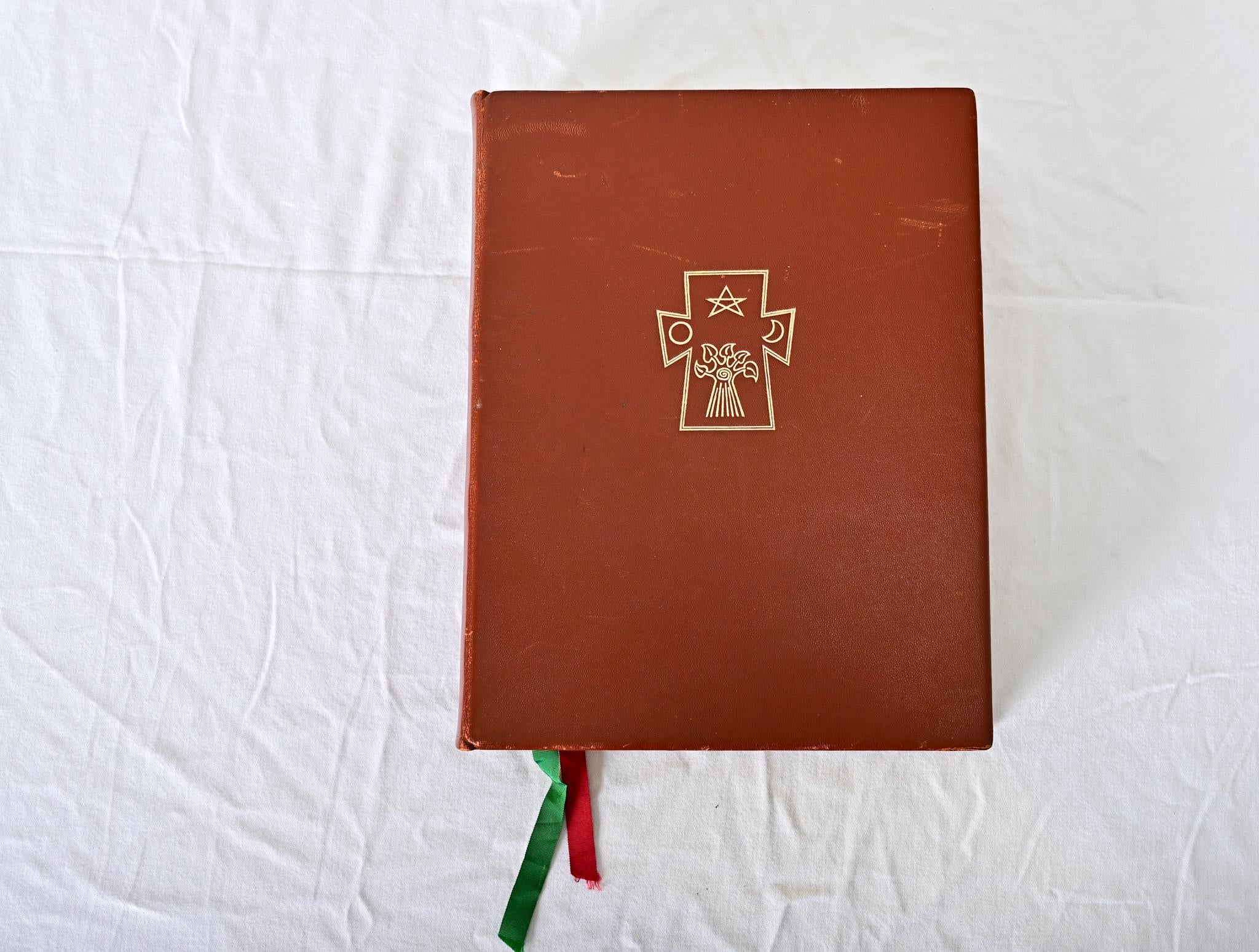 Moderne Bible vintage illustrée par Endre Balint 1966 en vente