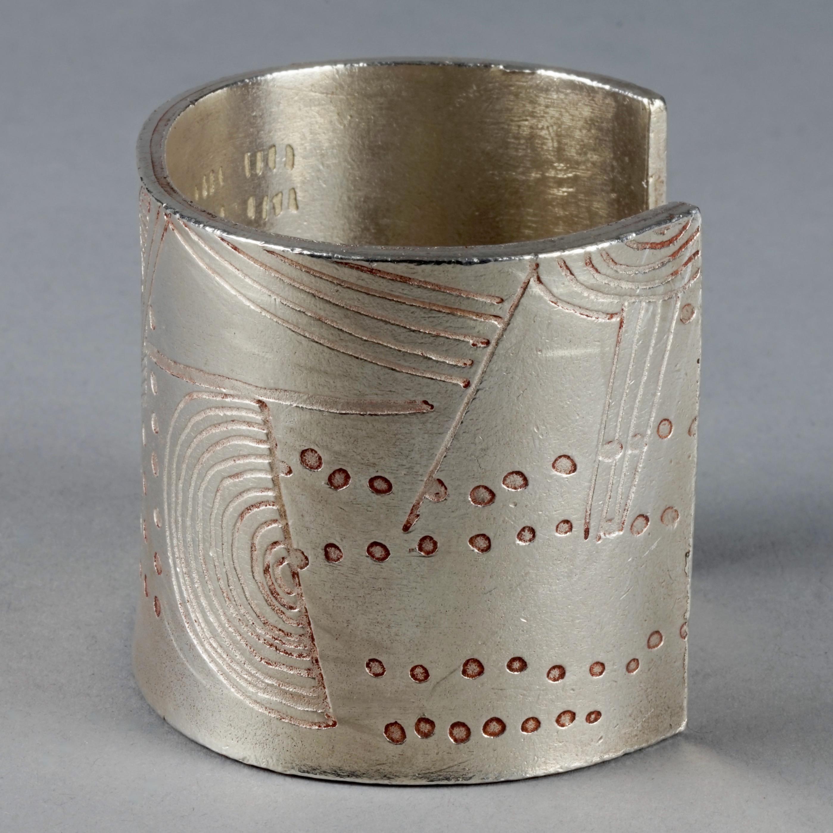 Vintage BICHE de BERE Engraved Abstract Pattern Silver Cuff Bracelet In Excellent Condition For Sale In Kingersheim, Alsace