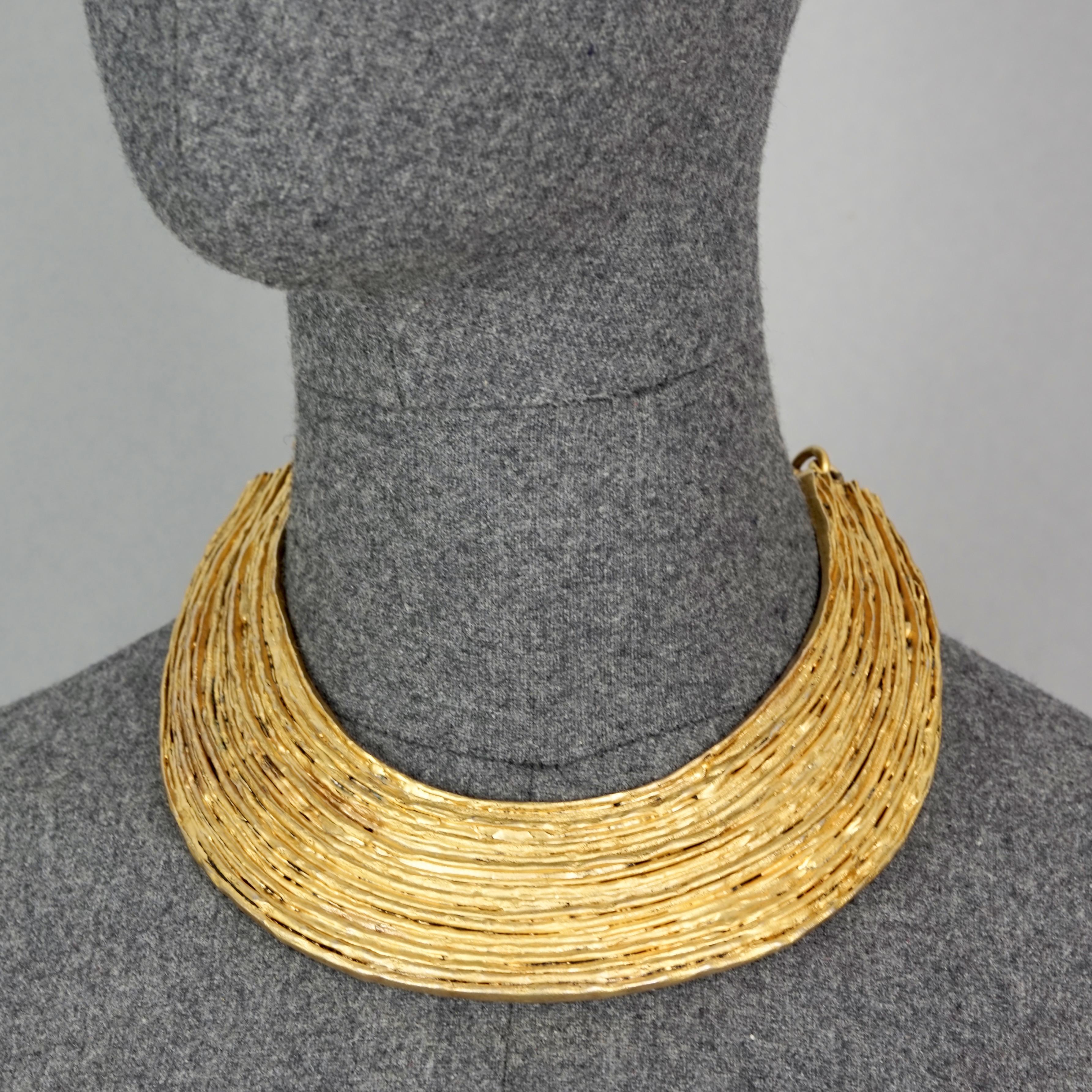 Vintage BICHE DE BERE Ribbed Patinated Collar Choker Necklace

Measurements:
Height: 1.57 inches (4 cm)
Circumference: 13.78 inches (35 cm)

Features:
- 100% authentic BICHE DE BERE.
- Patinated ribbed collar choker.
- Gold tone hardware with patina
