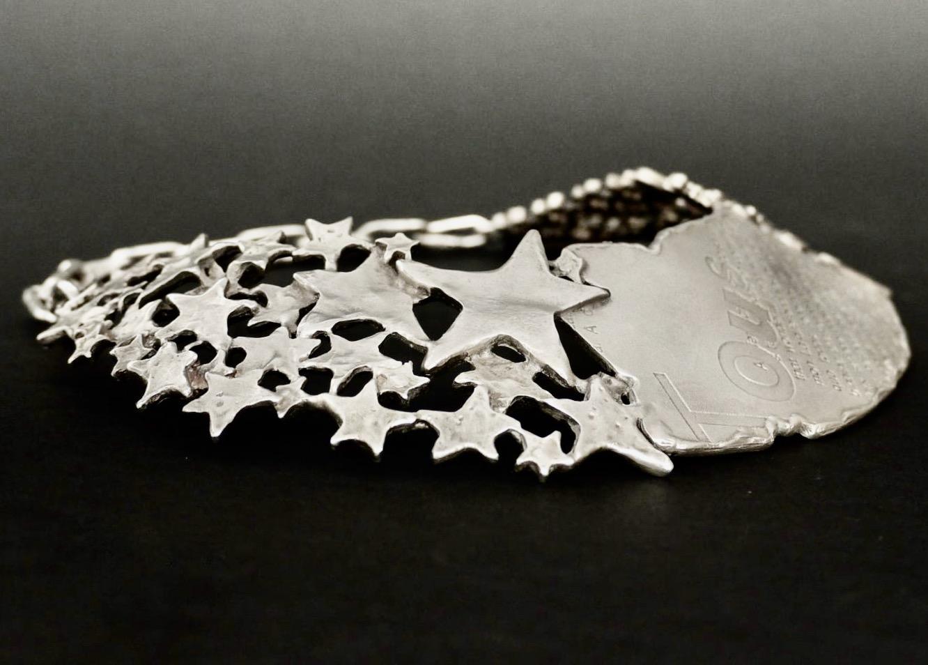 Vintage BICHE DE BERE Large Collier Choker Moderniste

Mesures :
Hauteur : 2 1/8 pouces (partie la plus large)
Longueur à porter : 16 pouces

Caractéristiques :
- 100% authentique BICHE DE BERE.
- Tour de cou large, sculpté, moderniste, concave et