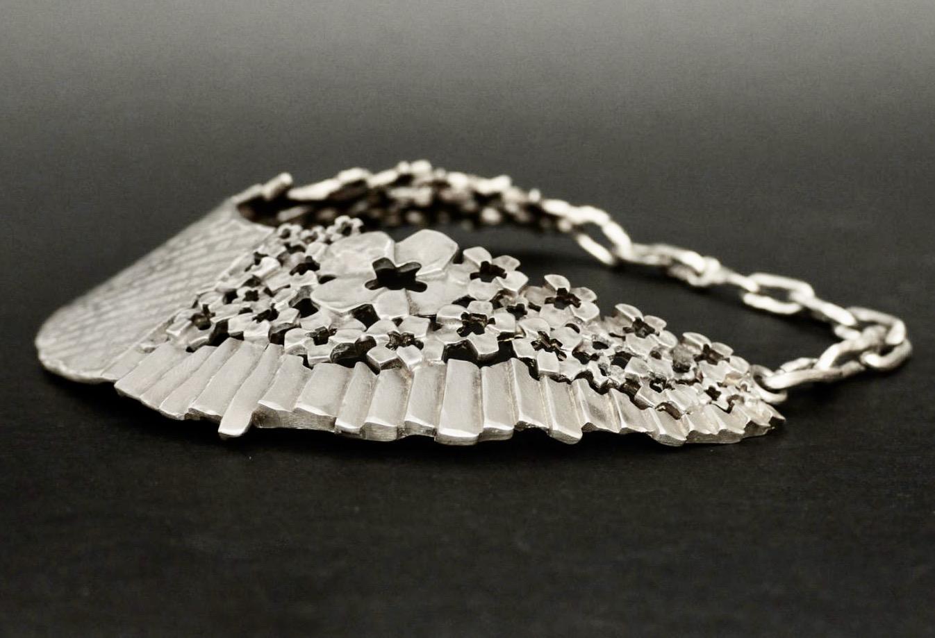 BICHE DE BERE Collier ras du cou vintage surdimensionné moderniste à larges motifs Excellent état à Kingersheim, Alsace