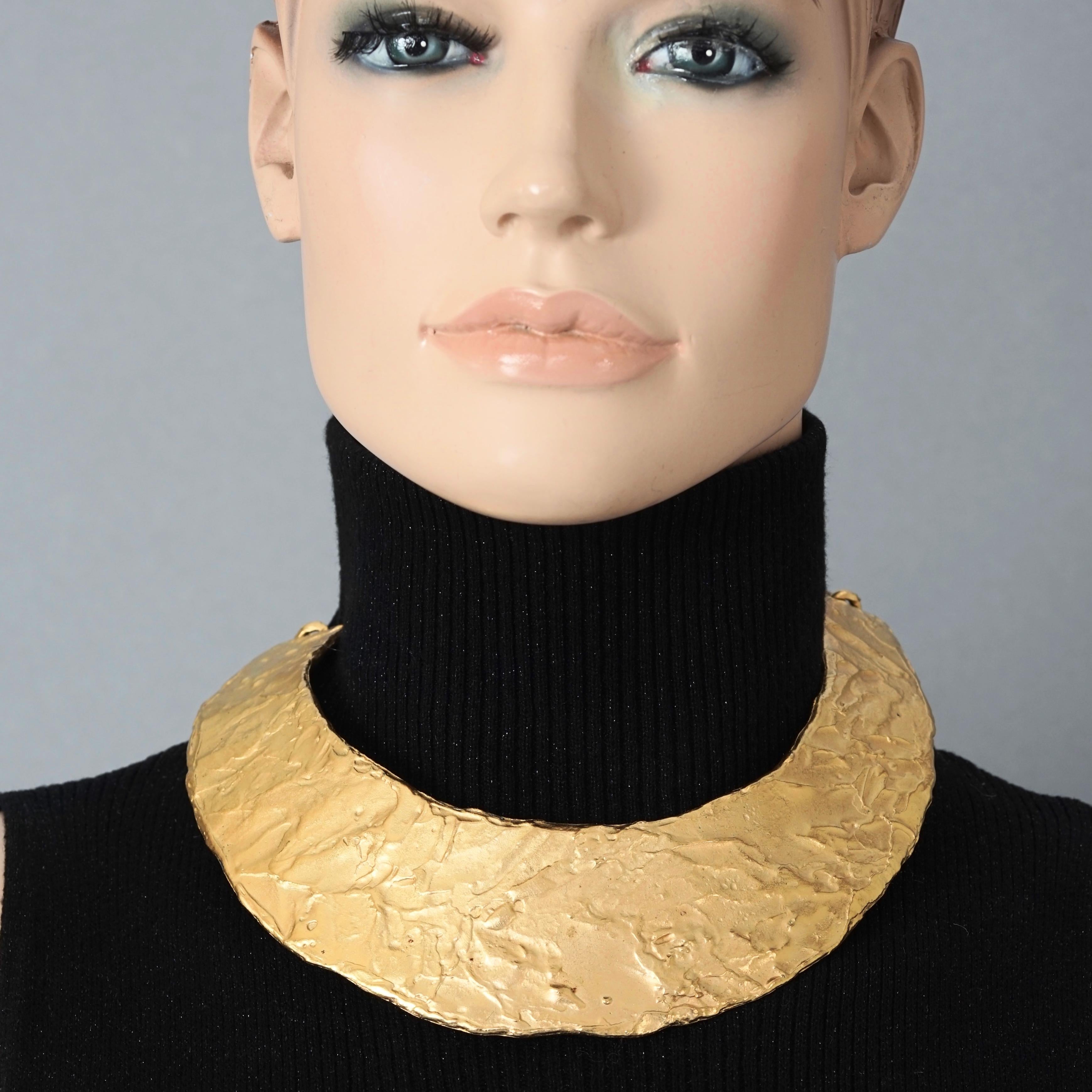 Vintage BICHE DE BERE Wide Textured Collar Choker Necklace

Measurements:
Height: 1.88 inches (4.8 cm)
Wearable Length: 14.17 inches (36 cm) maximum

Features:
- 100% Authentic BICHE DE BERE PARIS.
- Wide, textured, brutalist, concave and rigid