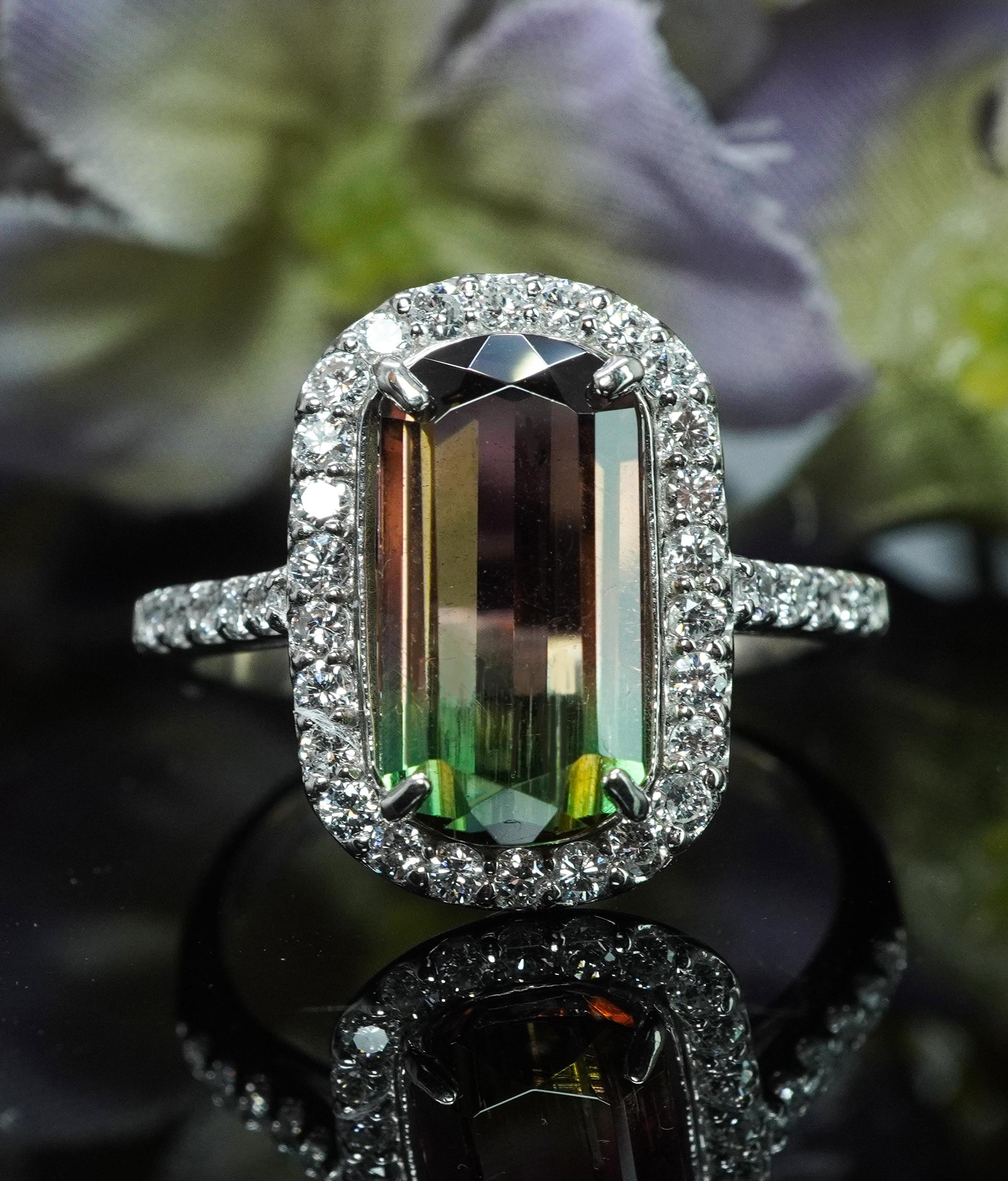  Vintage By Anello con tormalina a cuscino e diamante in platino Estate Pink Greene & Greene

 Questo incredibile anello di platino custodisce un'autentica tormalina bicolore con taglio a cuscino di 13 mm x 6,5 mm. Questa pietra preziosa ha un peso