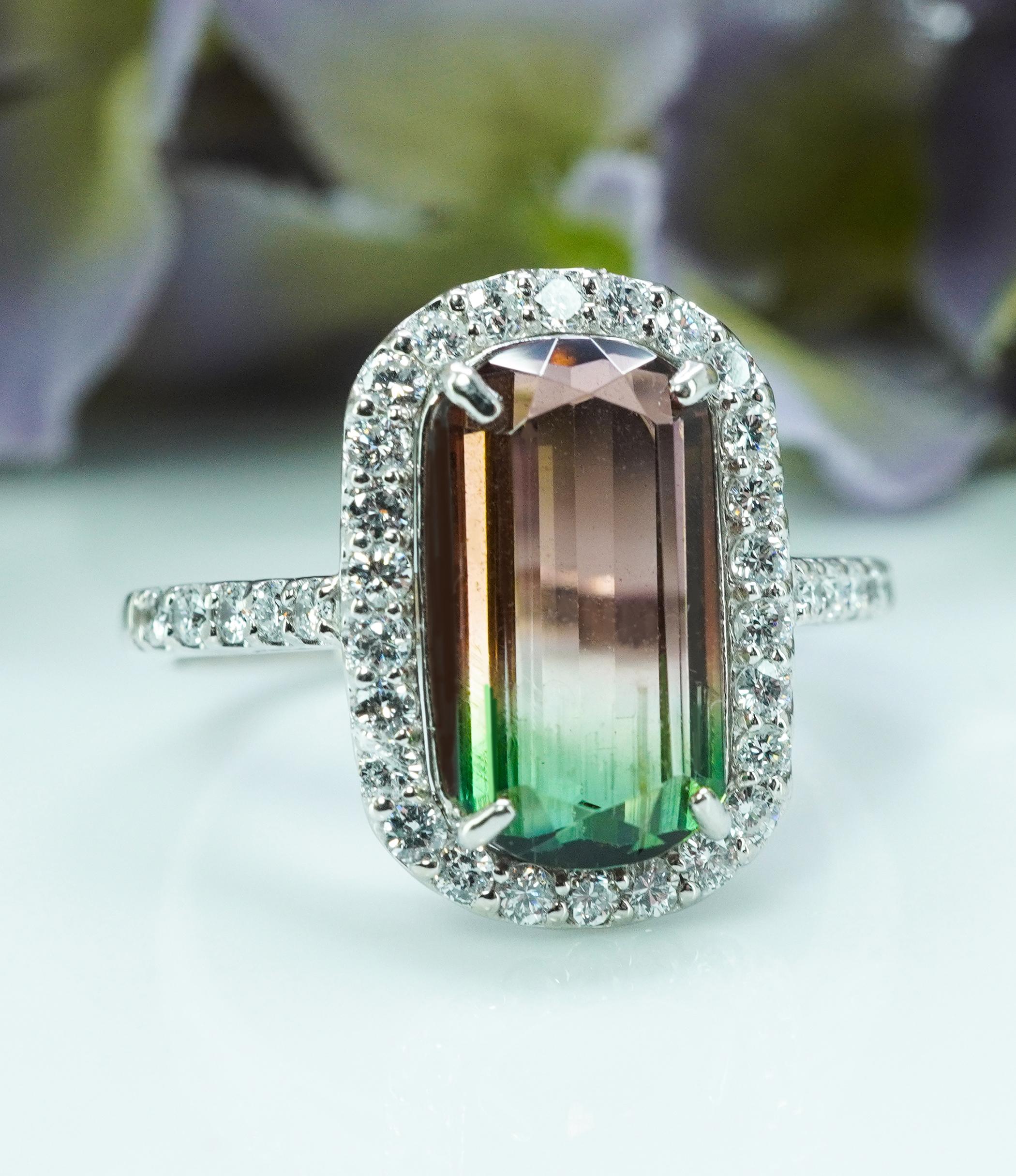 Taglio cuscino Vintage By Anello con tormalina a cuscino e diamante in platino Estate Pink Diamond in vendita