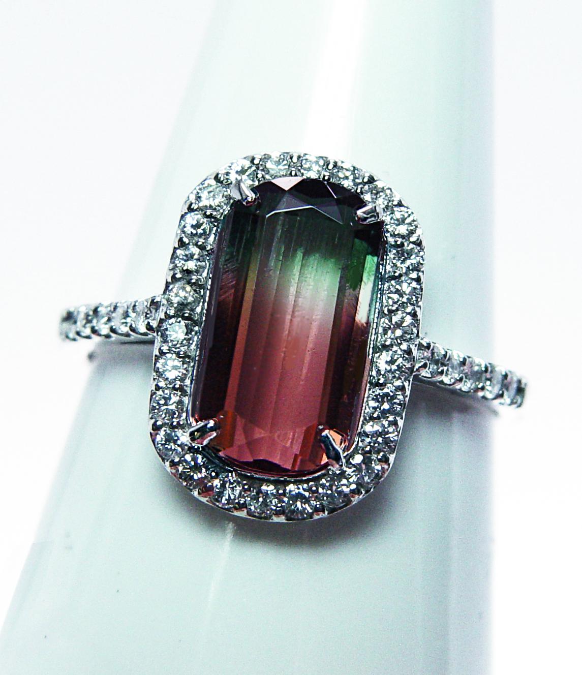 Donna Vintage By Anello con tormalina a cuscino e diamante in platino Estate Pink Diamond in vendita