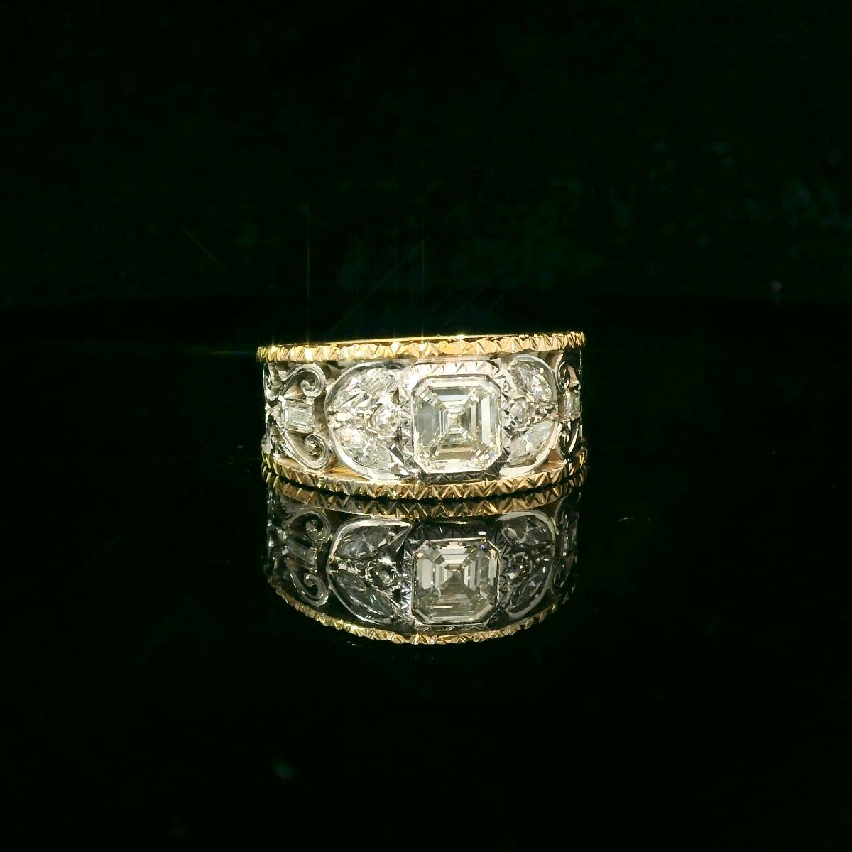 Zweifarbiger Ring aus 18 Karat Weiß- und Gelbgold im Vintage-Stil. 

Der Ring ist mit einem zentralen Asher geschliffenen Diamanten von ca. 1 Karat (zertifiziert J Farbe - Vs2 Klarheit), zwei alten europäischen Diamanten für insgesamt ca. 0,10