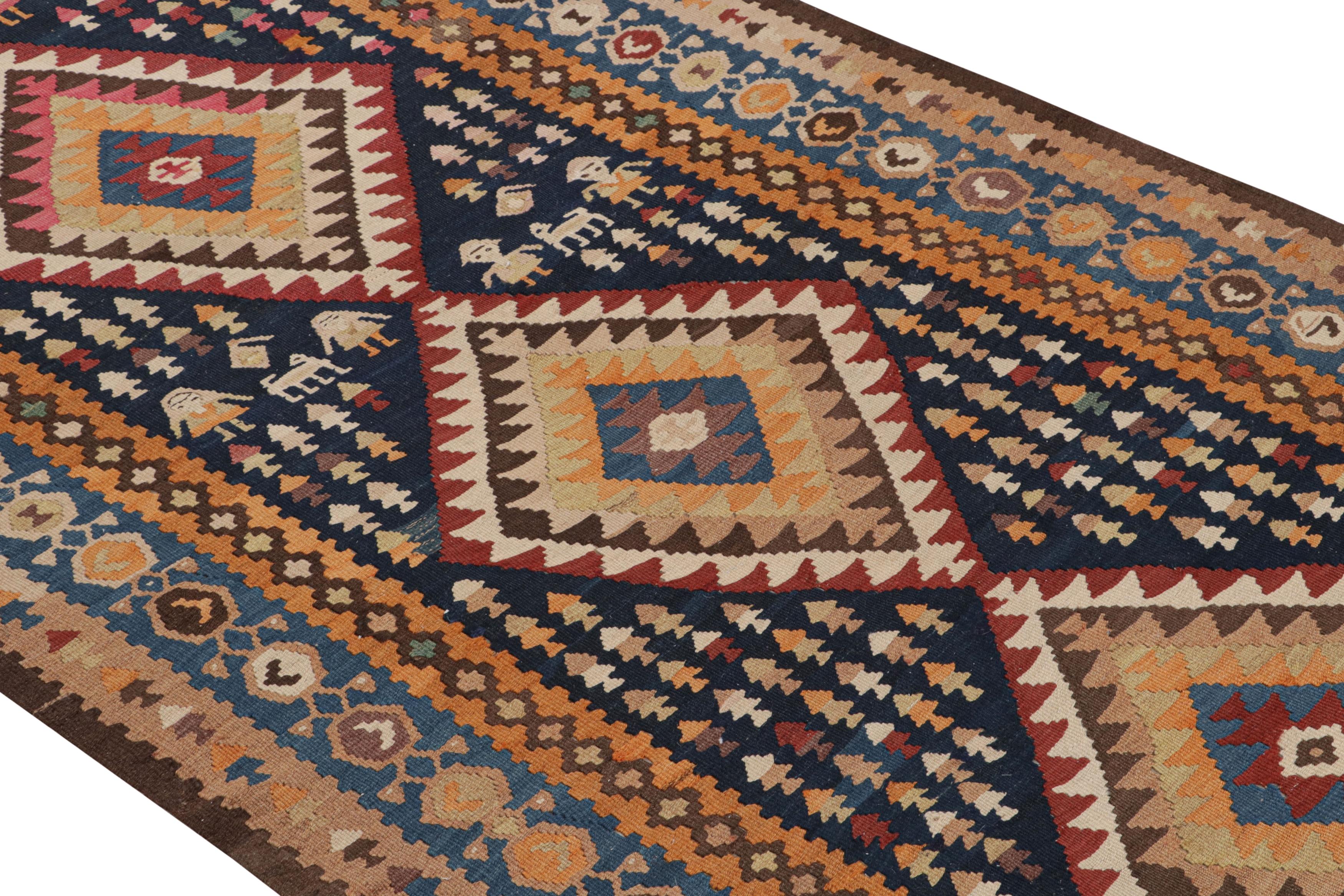 Tissé à la main en laine entre 1950 et 1960, ce kilim persan vintage du milieu du siècle provient de la région de Bidjar (Bijar), connue pour ses pièces exceptionnellement durables et recherchées parmi les raretés tribales. Les motifs du champ