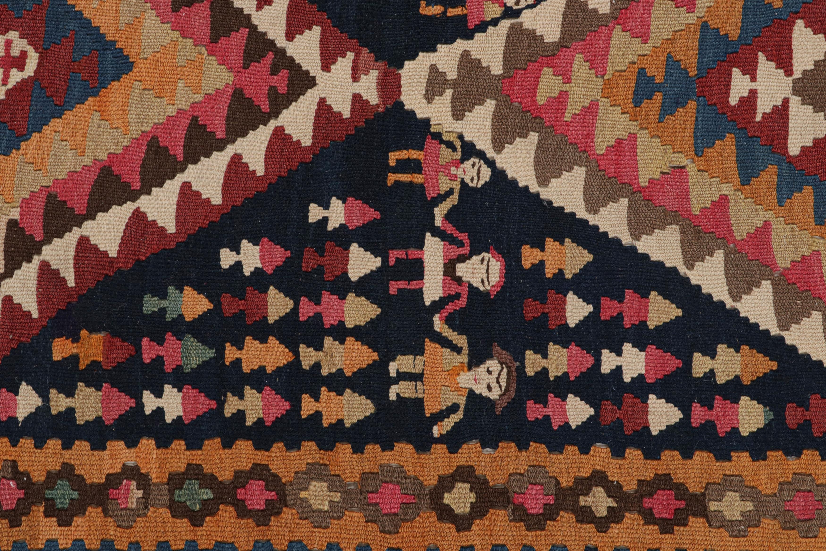 Milieu du XXe siècle Tapis de couloir Kilim persan Bidjar vintage géométrique en laine marron et orange par Rug & Kilim en vente