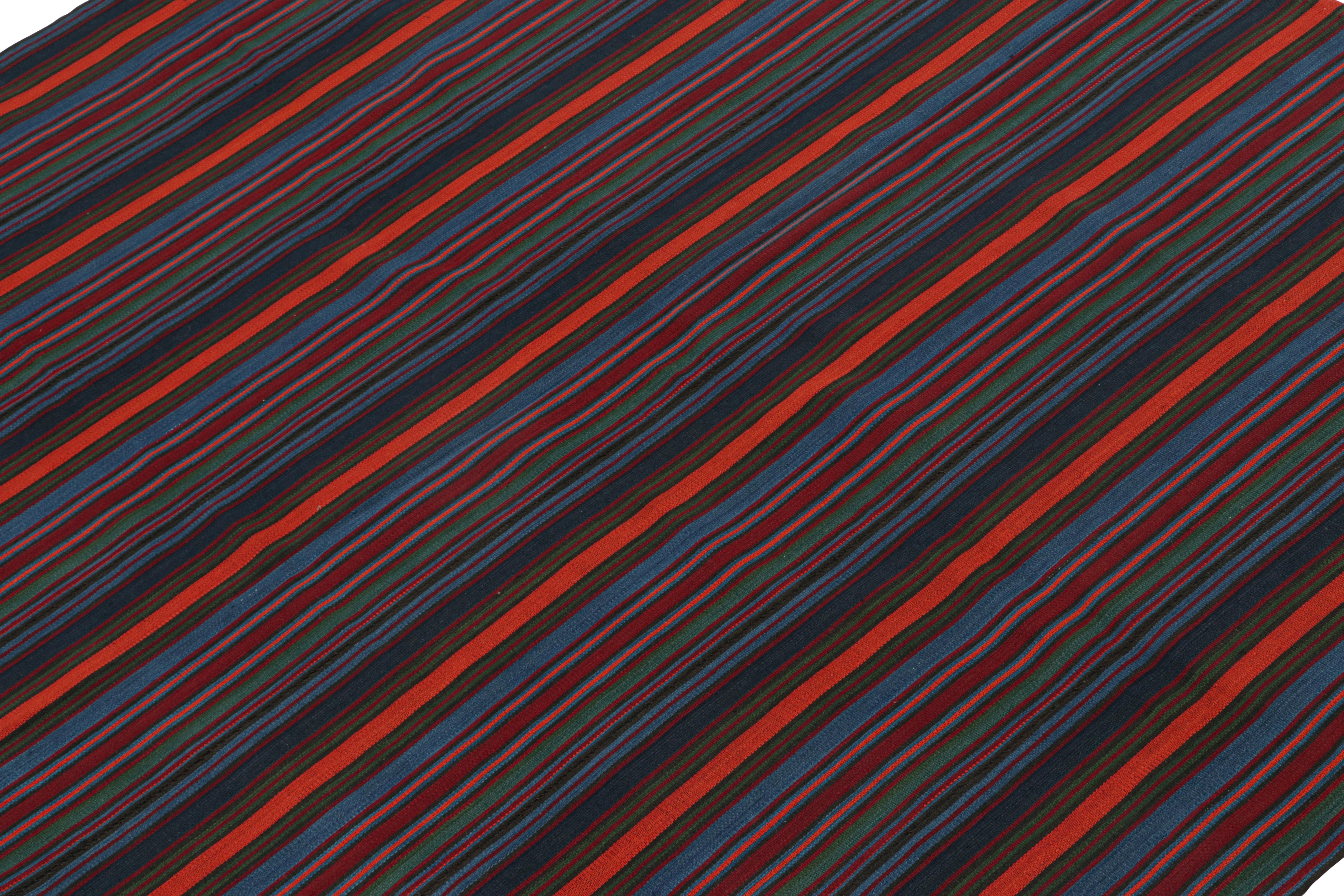 Ce Rug & Kilim 6x7 Bidjar Persan est un tapis tribal unique pour l'époque, tissé en laine vers 1950-1960.

Sur le Design :

Le champ est fait de rayures, et plus particulièrement de rayures finement tissées qui s'alternent pour donner un aspect