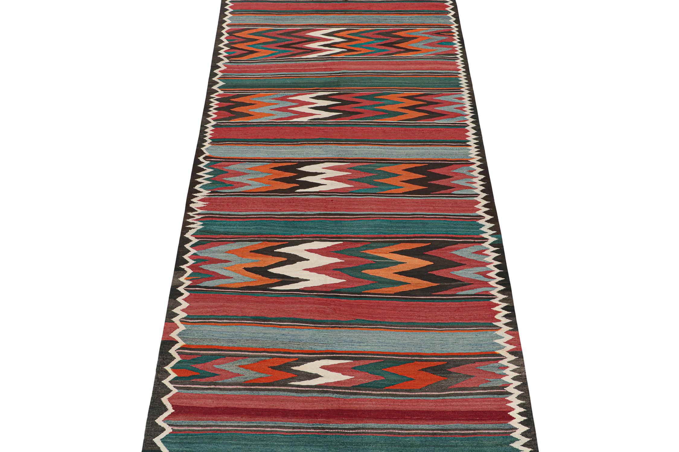 Dieser alte persische Kelim im Format 5x12 ist ein Neuzugang in den seltenen Stammesausstellungen von Rug & Kilim mit der Provenienz Bidjar. Er ist aus Wolle handgewebt und stammt aus der Zeit um 1950-1960.

Weiter zum Design: 

Bidjar-Kilims