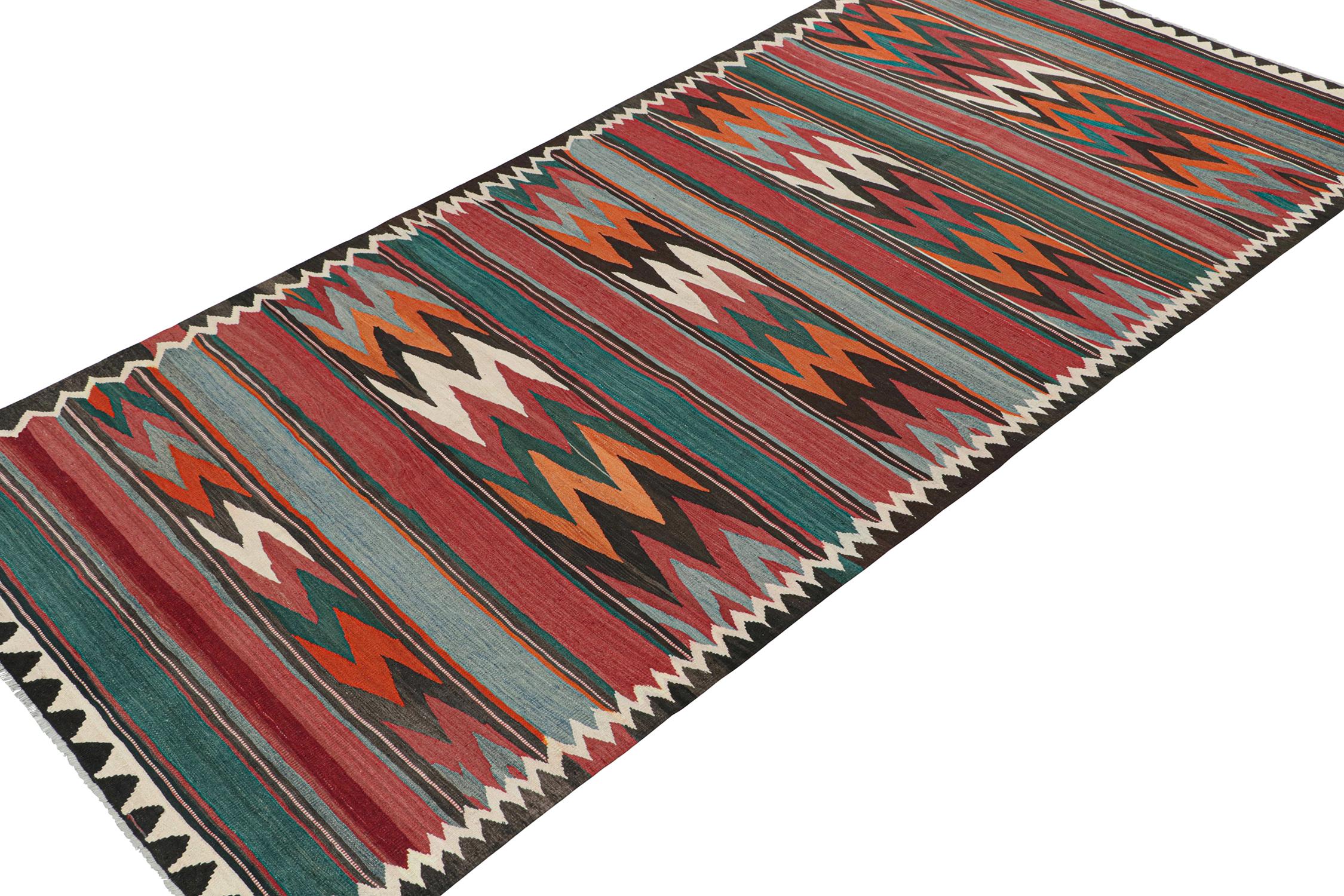 Bidjar Persischer Kelim in polychromen, geometrischen Mustern von Teppich & Kilim (Stammeskunst) im Angebot