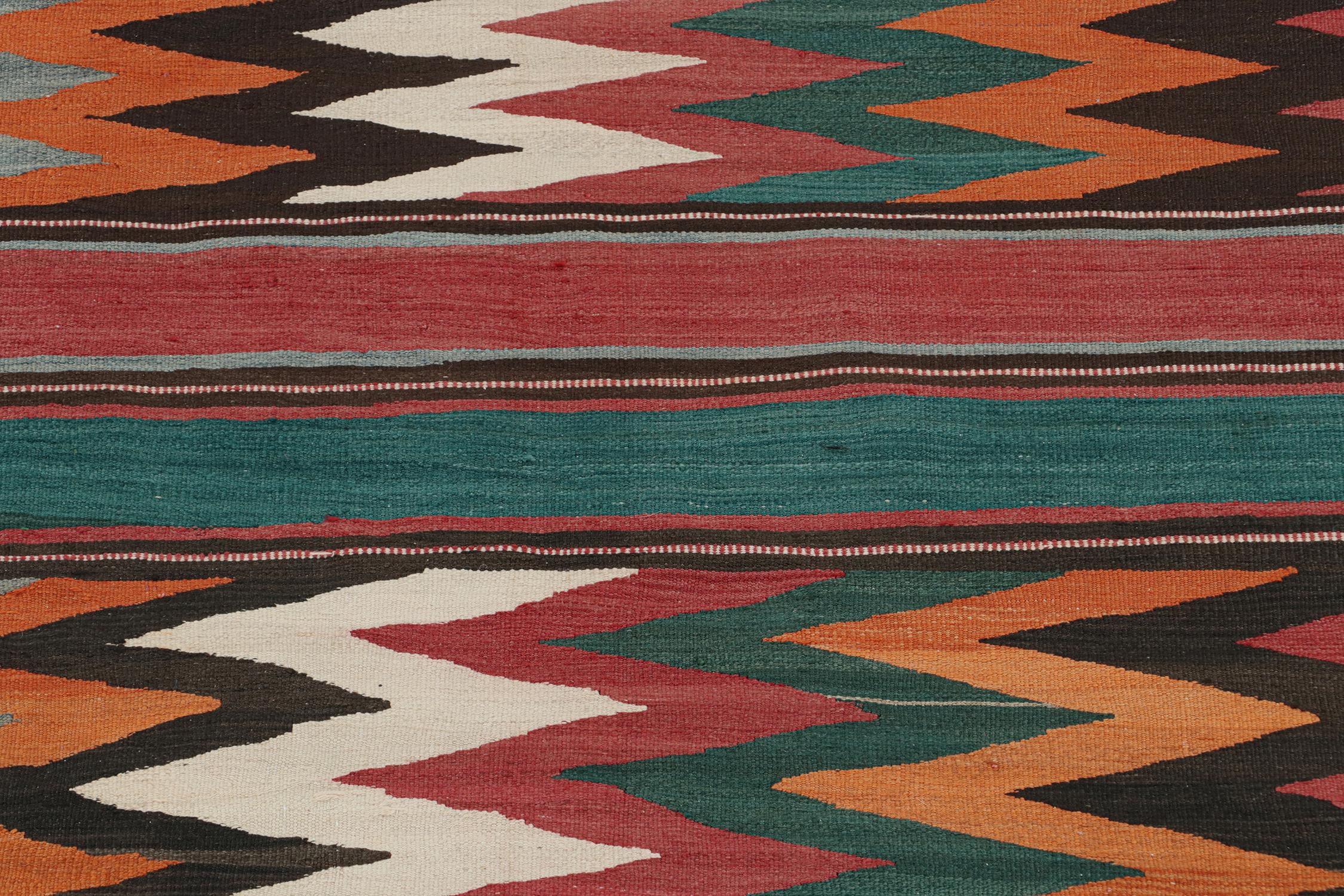 Bidjar Persischer Kelim in polychromen, geometrischen Mustern von Teppich & Kilim (Mitte des 20. Jahrhunderts) im Angebot