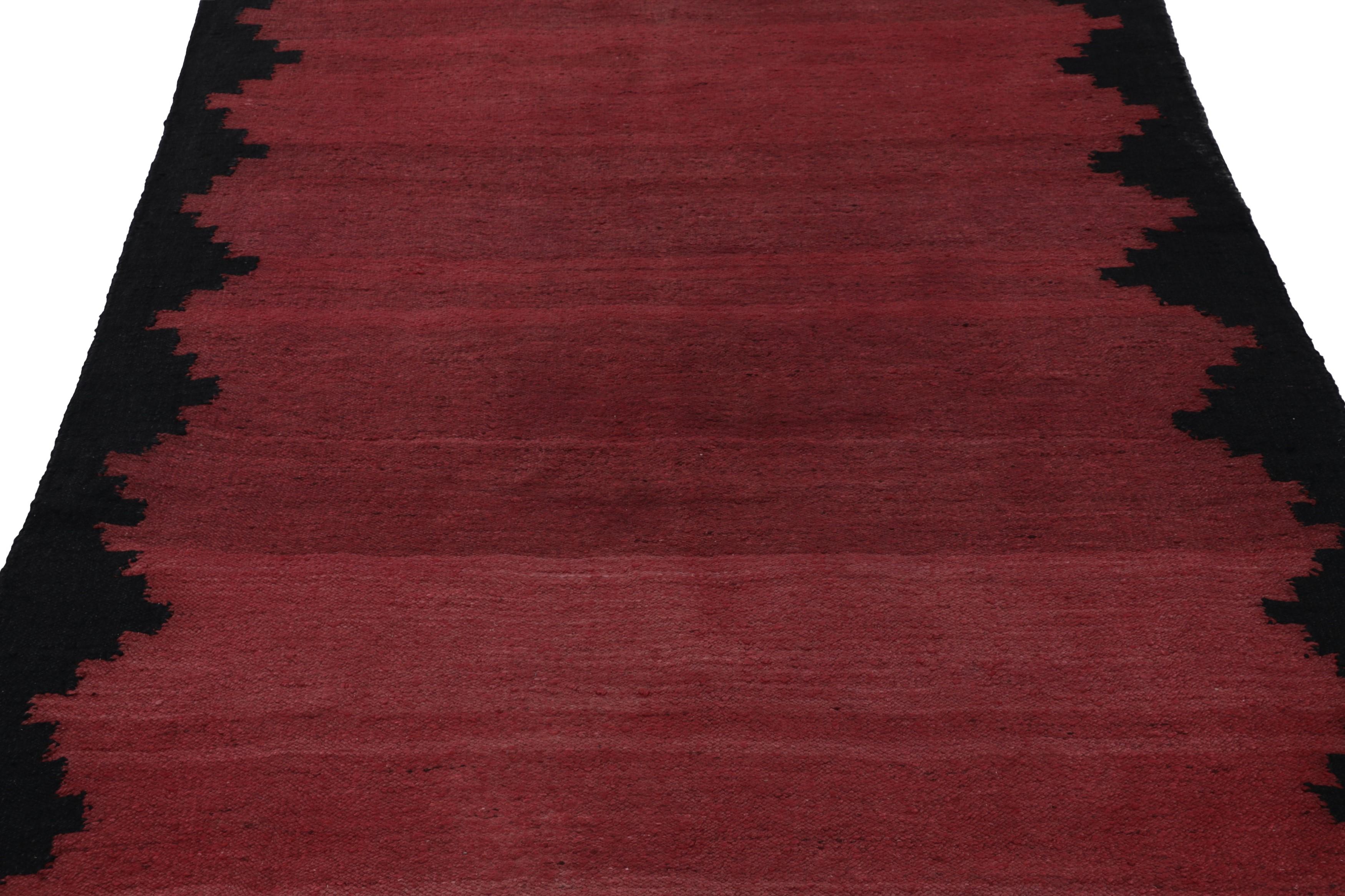 Dieser 5 x 10 große Bidjar-Kilim aus handgewebter Wolle (ca. 1950-1960) ist ein besonders leuchtendes und begehrtes Stück einer aufregenden neuen Kuration aus der Sammlung klassischer Kelims und Flachgewebe von Rug & Kilim.

Über das Design:

Dieser
