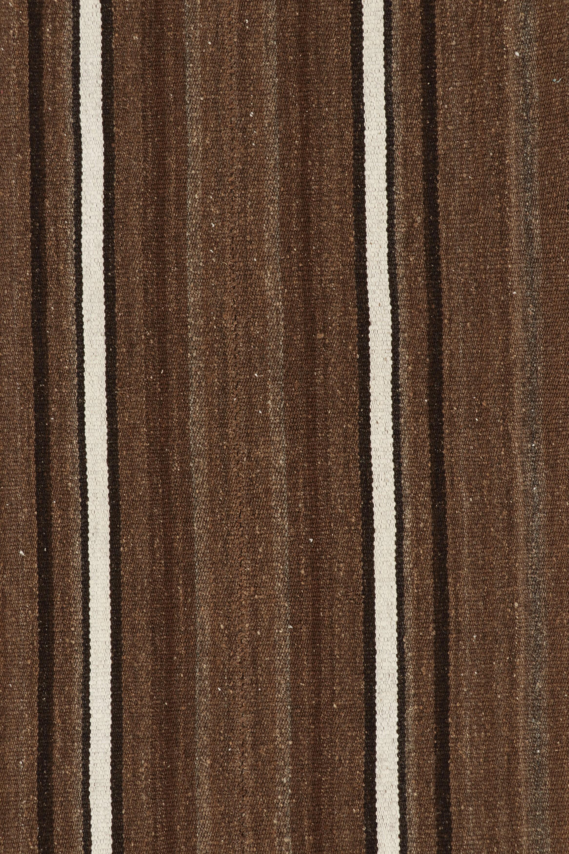 Persiano Vintage Bidjar Persian Kilim, Tappeto quadrato a strisce bianche e marroni in vendita